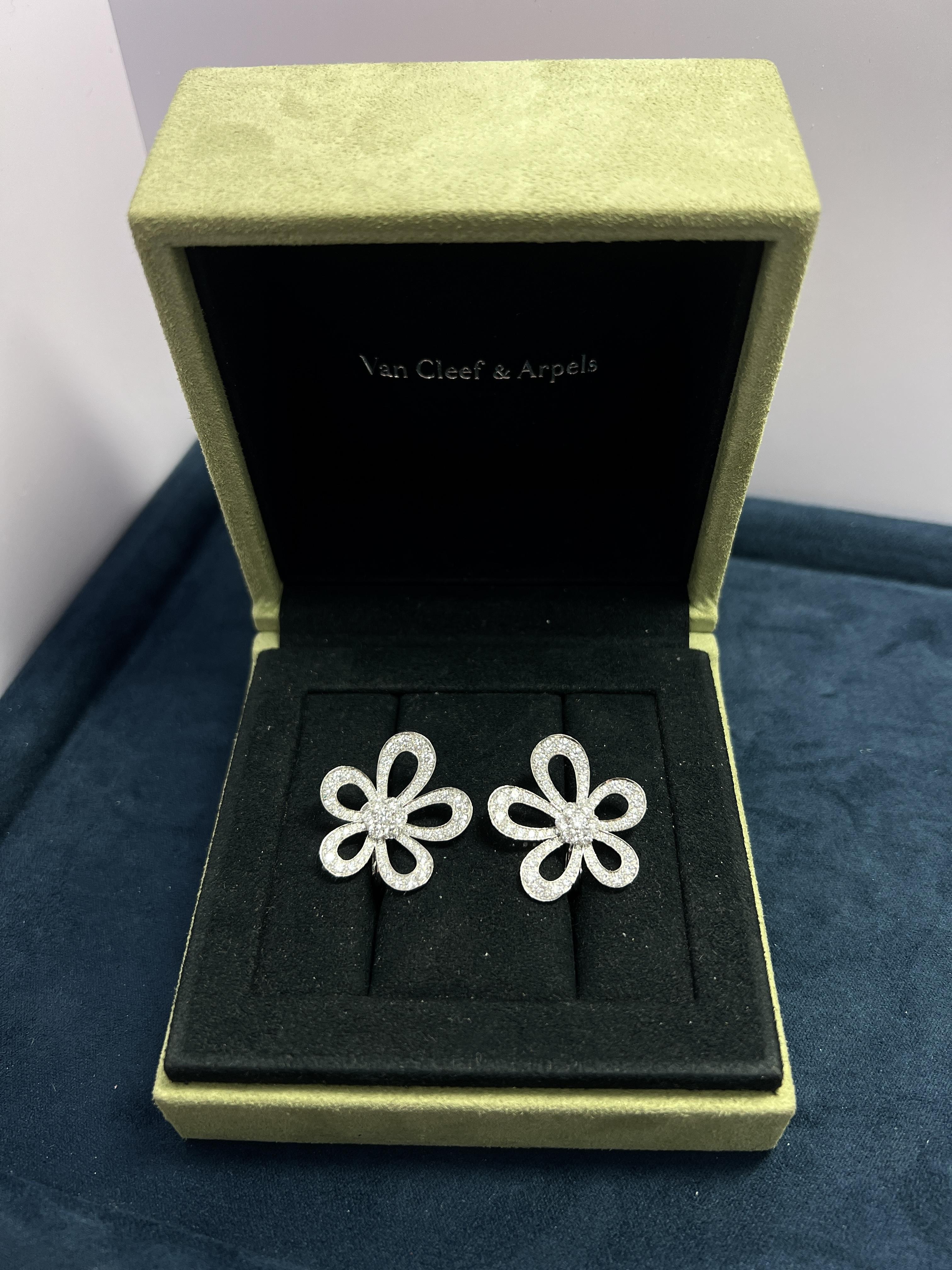 Donna Orecchini a fiore con diamanti in oro bianco 18k di Van Cleef & Arpels in vendita