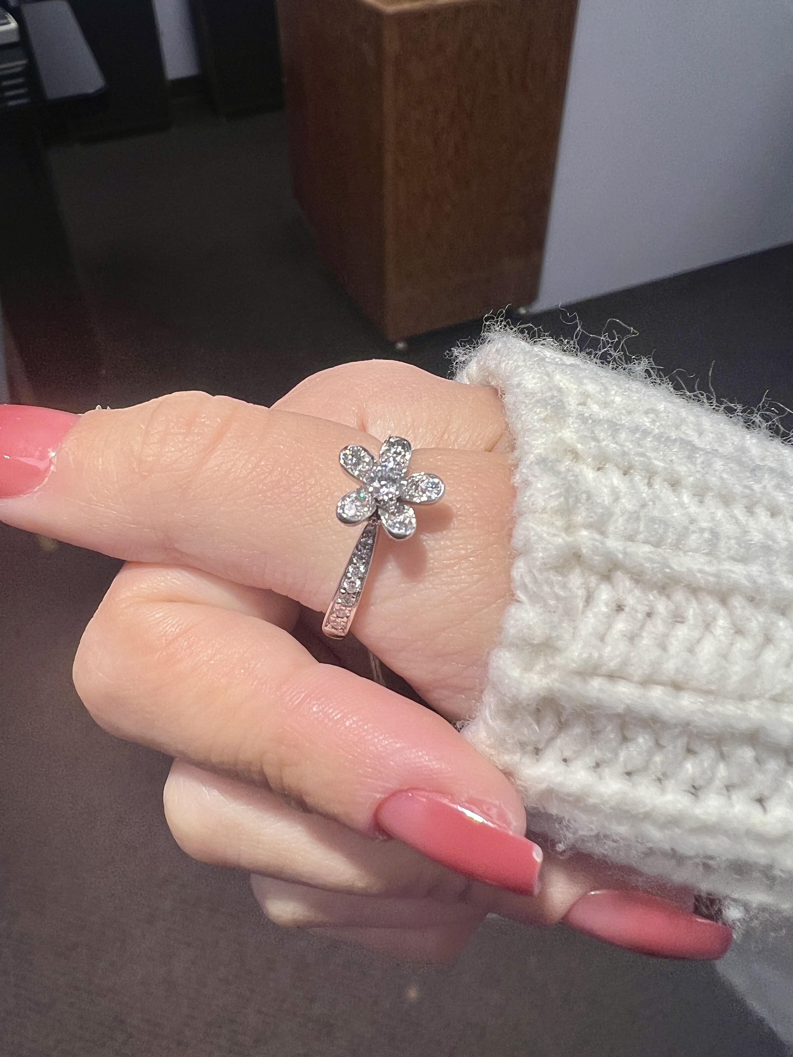 Van Cleef & Arpels 18k Weißgold Diamant Blumenring im Angebot 1