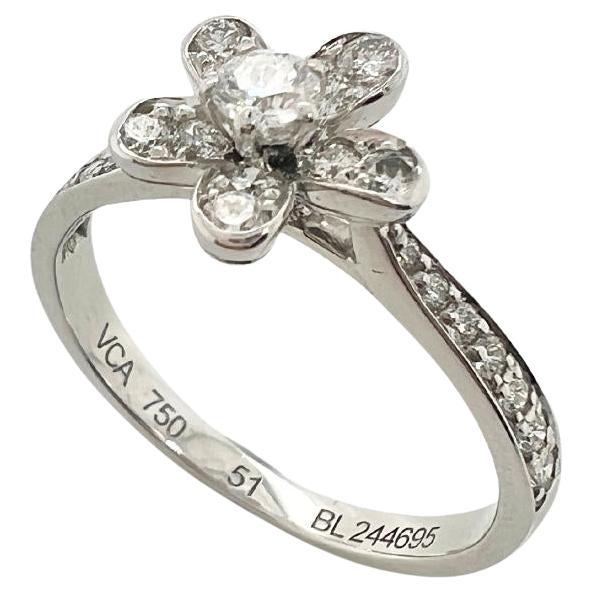 Van Cleef & Arpels 18k Weißgold Diamant Blumenring im Angebot