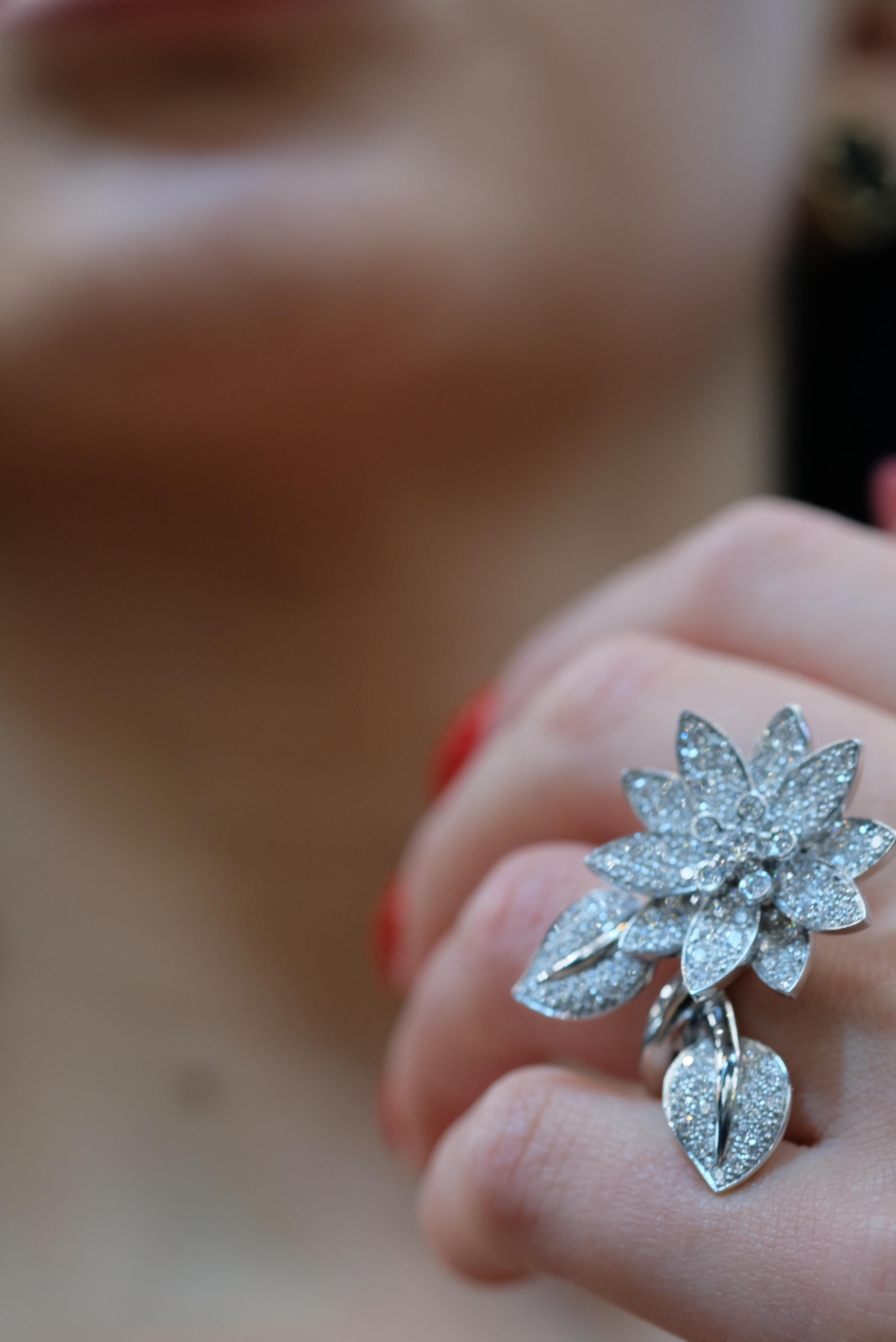 Van Cleef & Arpels Bague Lotus entre les doigts en or blanc 18K en vente 4