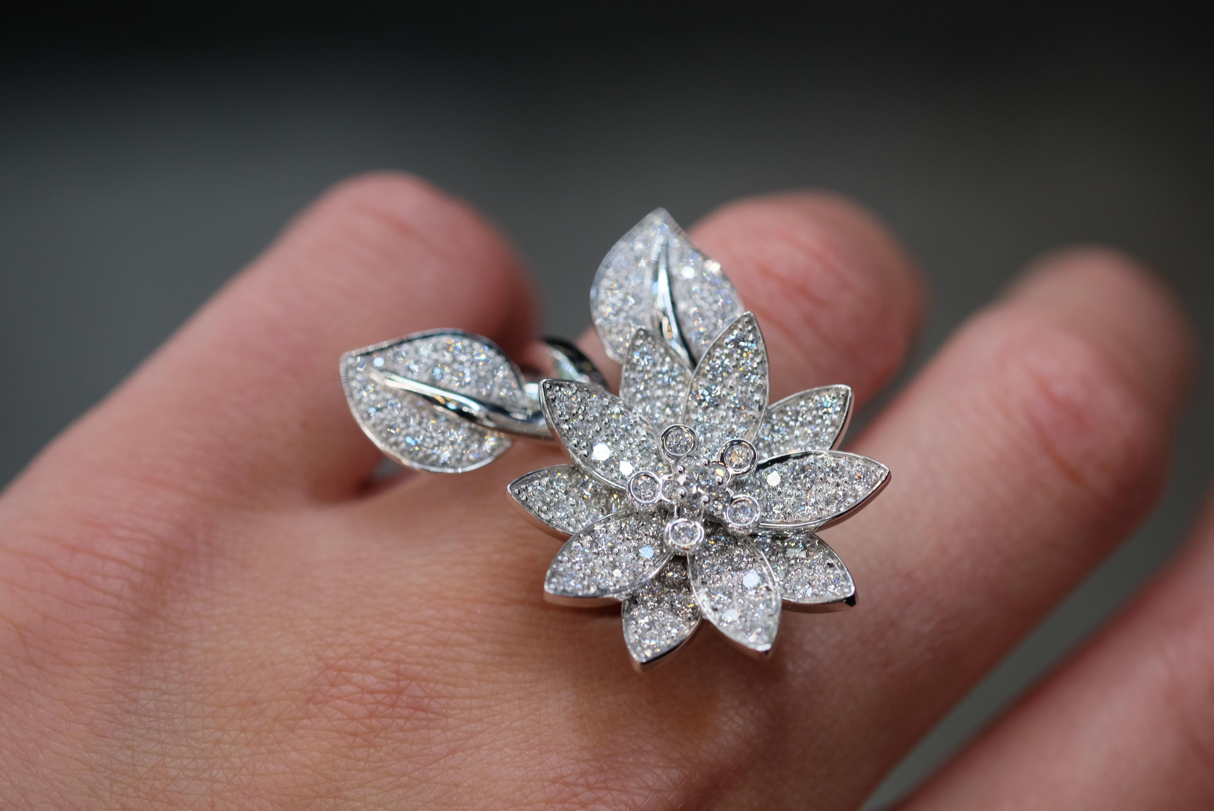 Van Cleef & Arpels Bague Lotus entre les doigts en or blanc 18K en vente 5