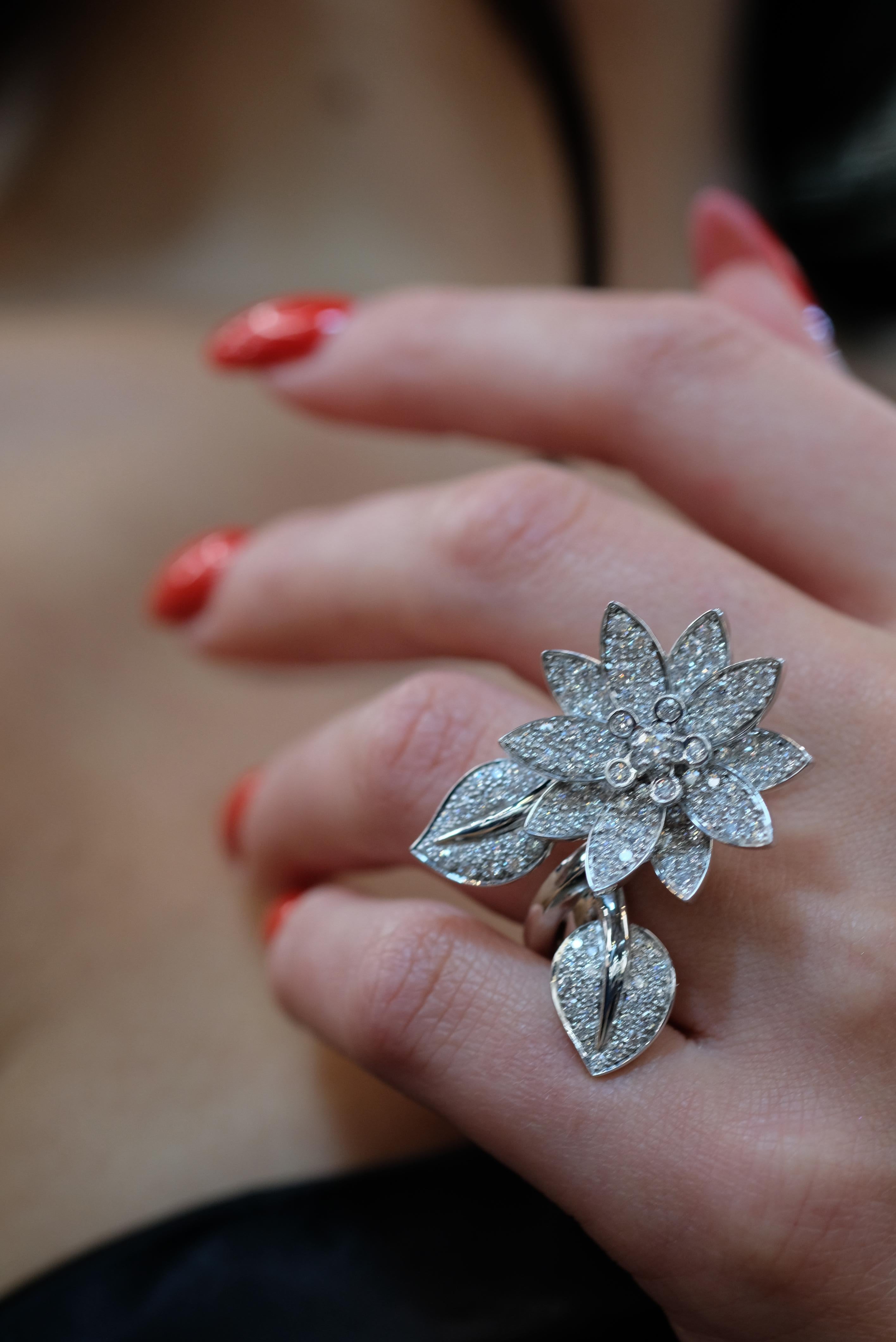 Van Cleef & Arpels Bague Lotus entre les doigts en or blanc 18K en vente 6
