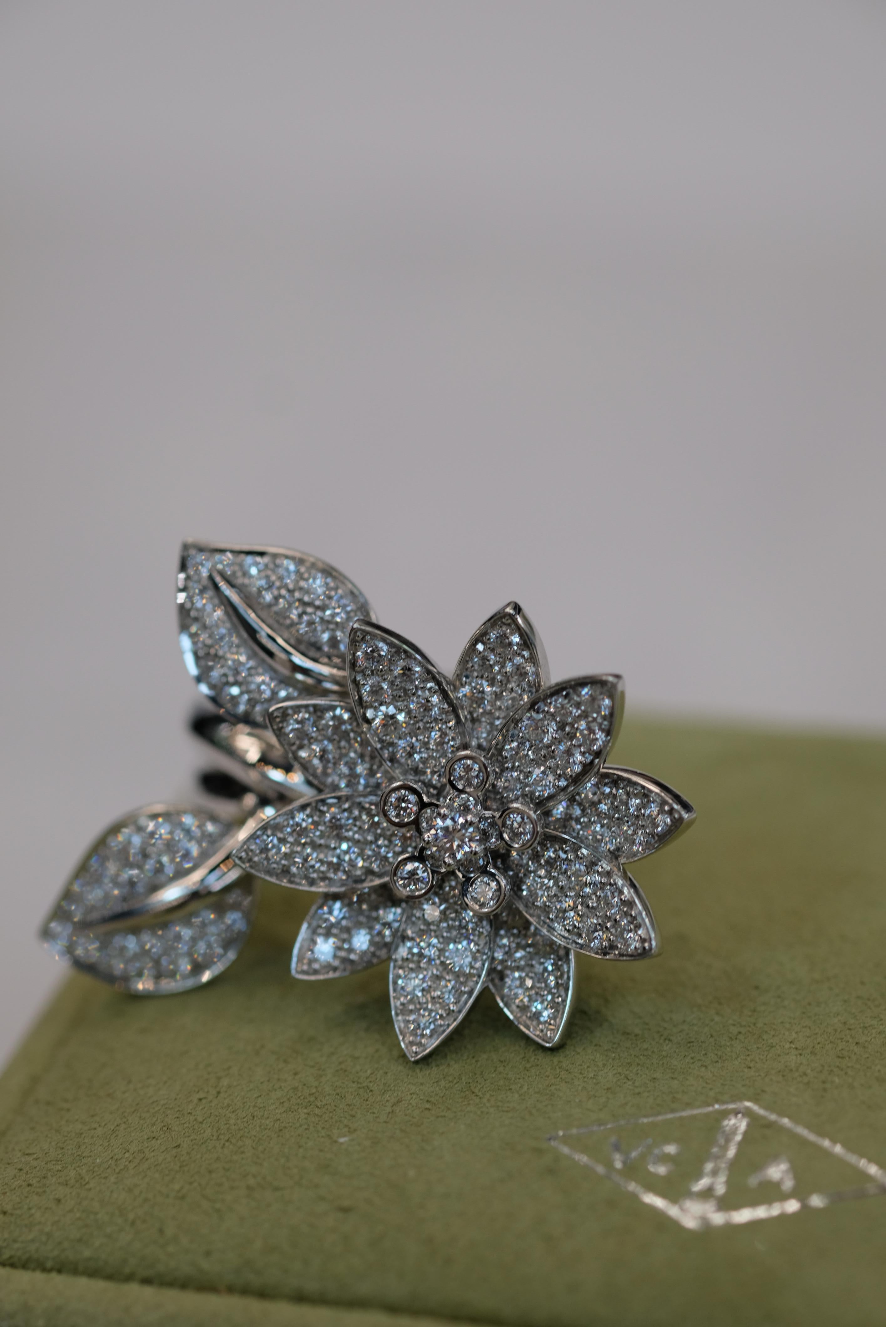 Van Cleef & Arpels Bague Lotus entre les doigts en or blanc 18K en vente 7