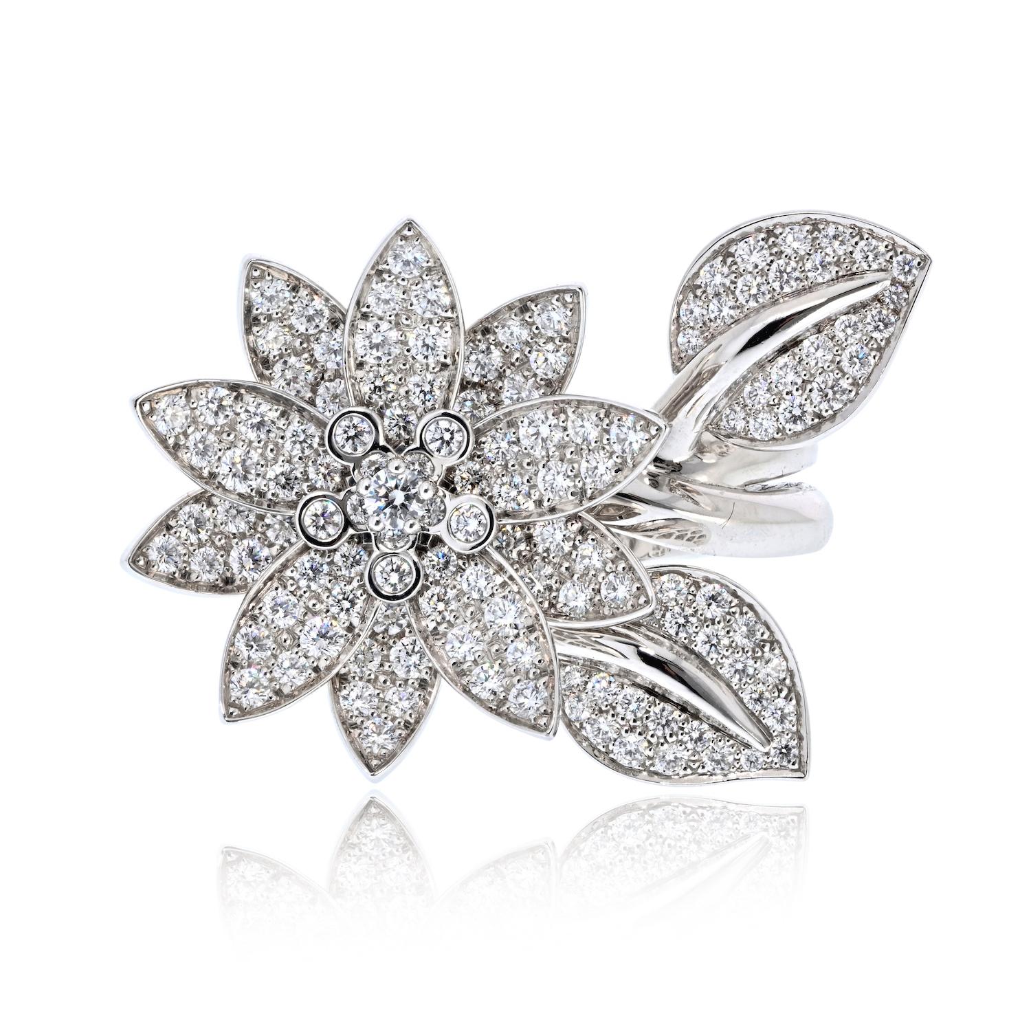 Este anillo de segunda mano Van Cleef & Arpels Loto entre los dedos está bellamente elaborado en oro blanco de 18 quilates, con el icónico diseño de la flor de loto que se extiende con gracia por dos dedos. 

Firma del arte y el refinamiento de la