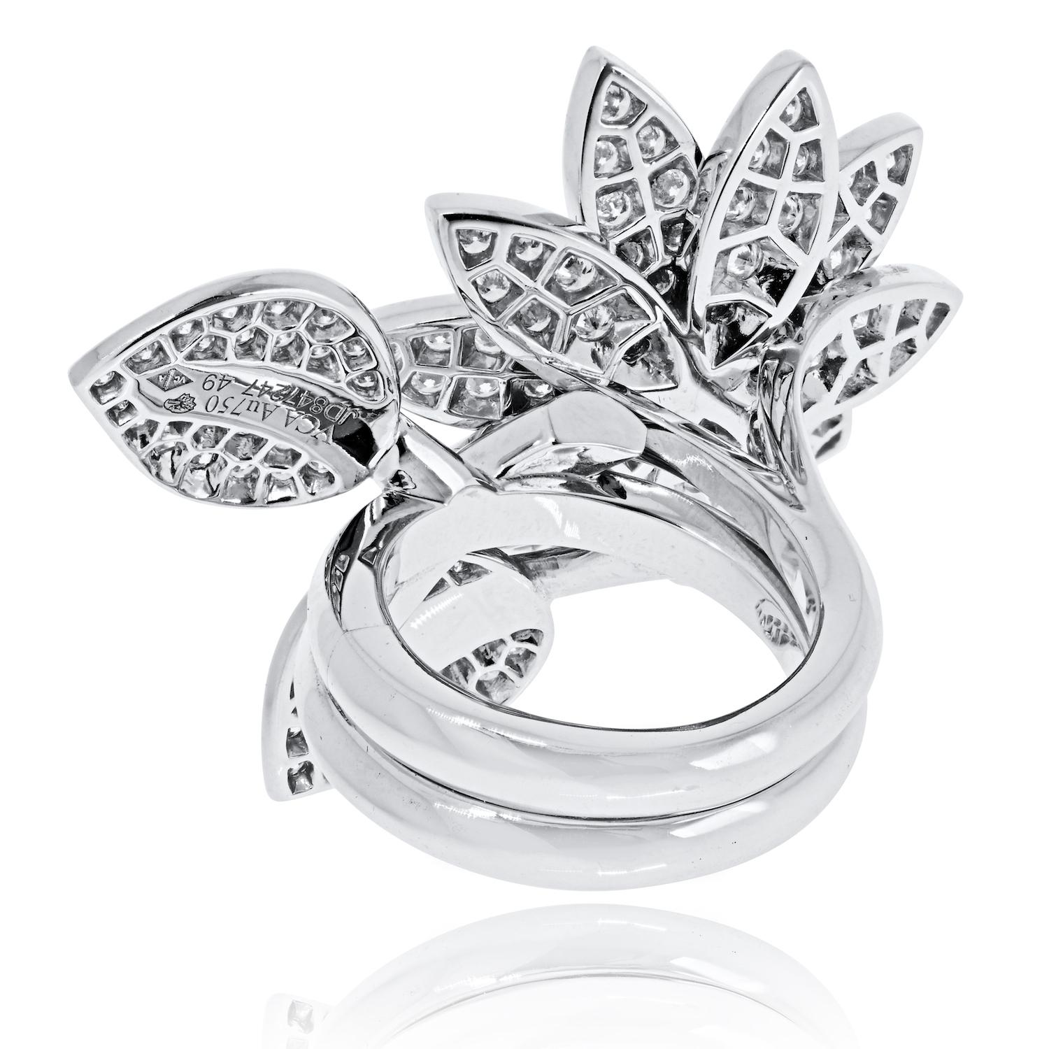 Anillo Loto Entre Los Dedos Van Cleef & Arpels Oro Blanco 18K en Excelente estado para la venta en New York, NY