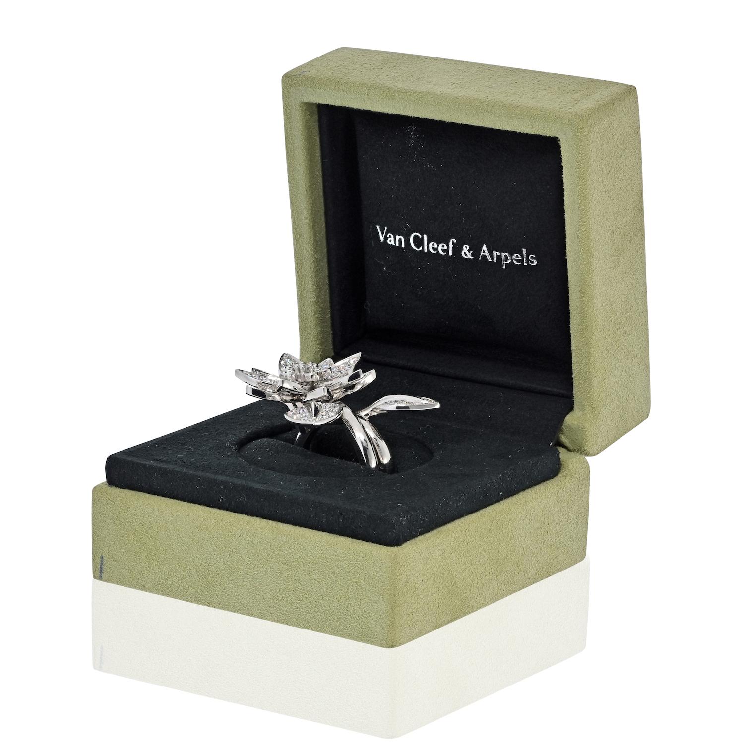 Anillo Loto Entre Los Dedos Van Cleef & Arpels Oro Blanco 18K en venta 1