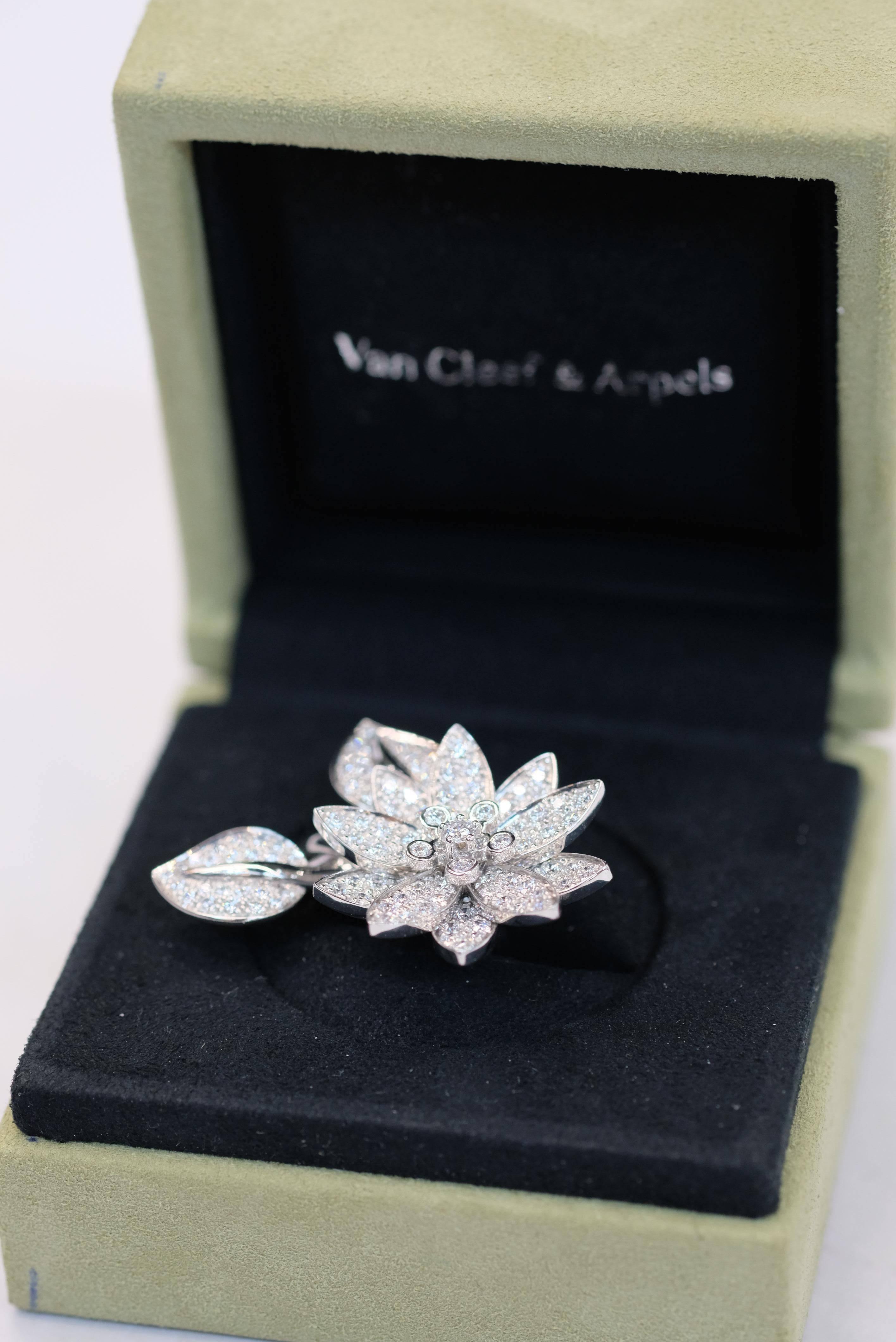 Van Cleef & Arpels Bague Lotus entre les doigts en or blanc 18K en vente 2