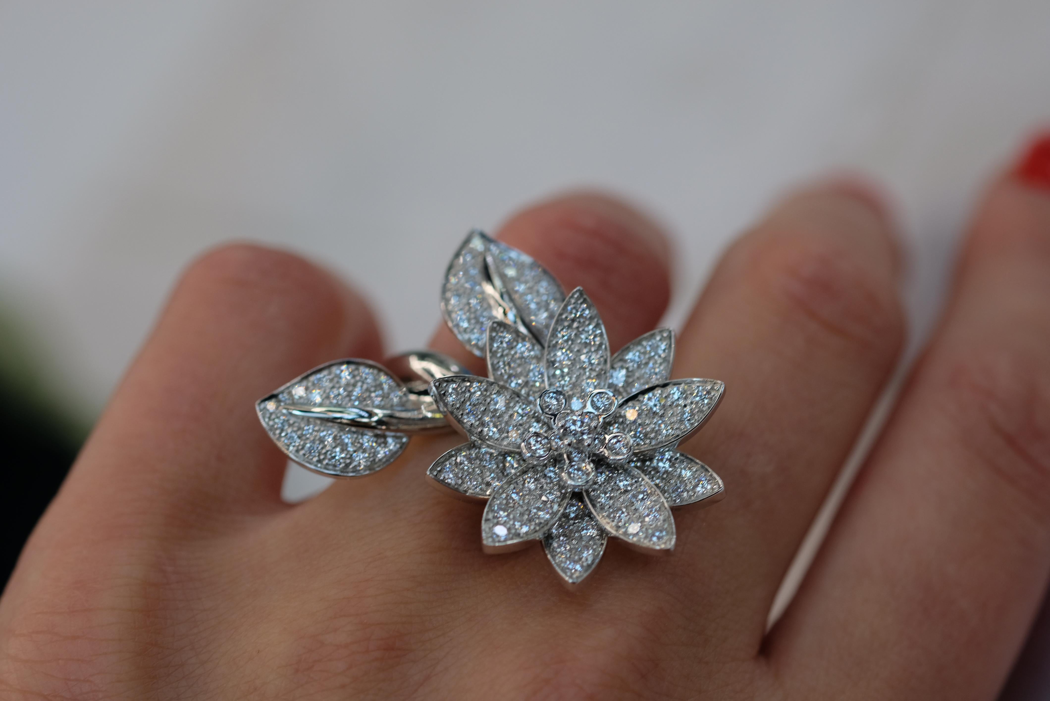 Van Cleef & Arpels Bague Lotus entre les doigts en or blanc 18K en vente 3