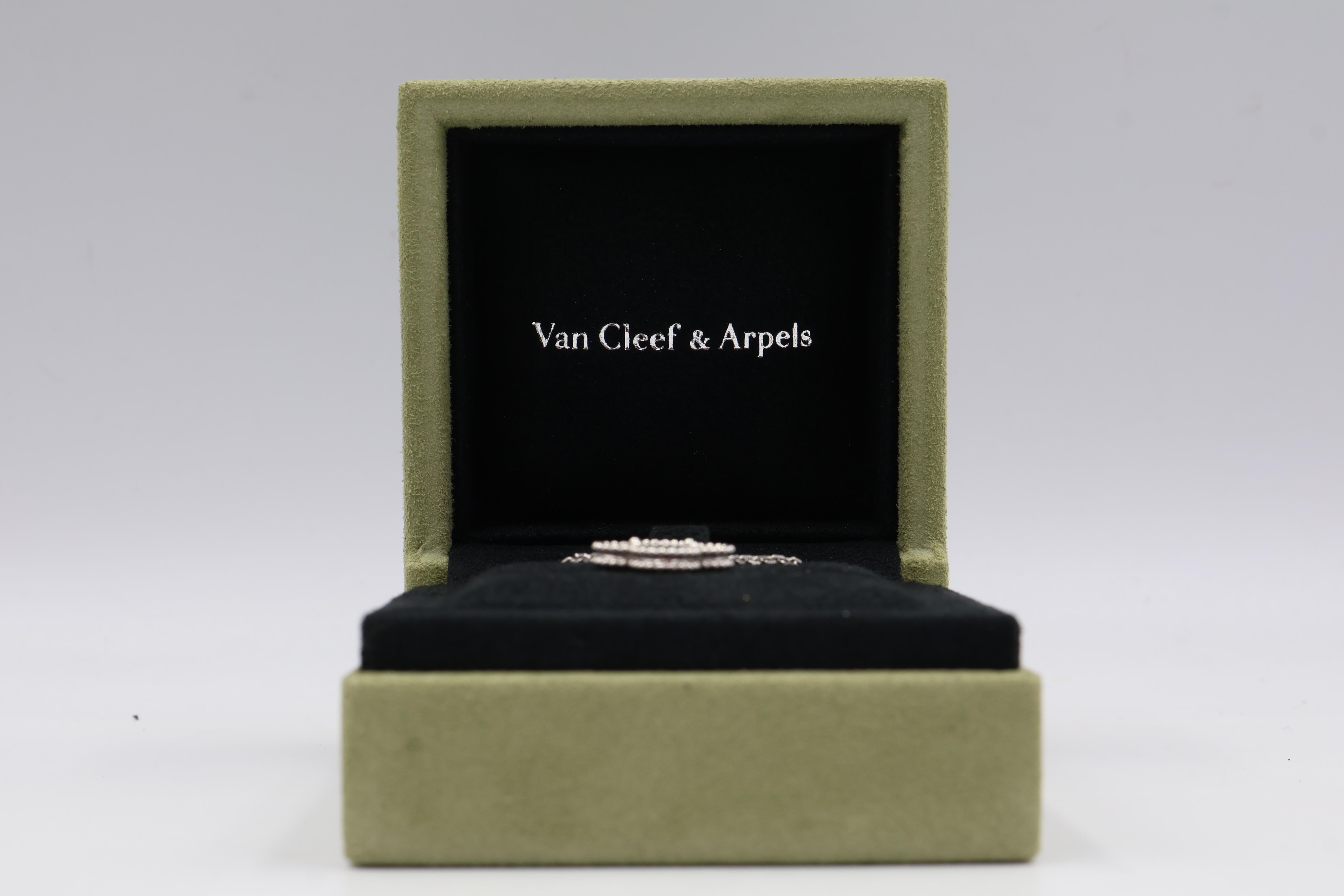 Van Cleef & Arpels

18k Weißgold & Perlmutt

Einzelne Alhambra an einer Kette aus 18 Karat Weißgold.

Kommt mit Originalverpackung, Etui und Echtheitszertifikat.
