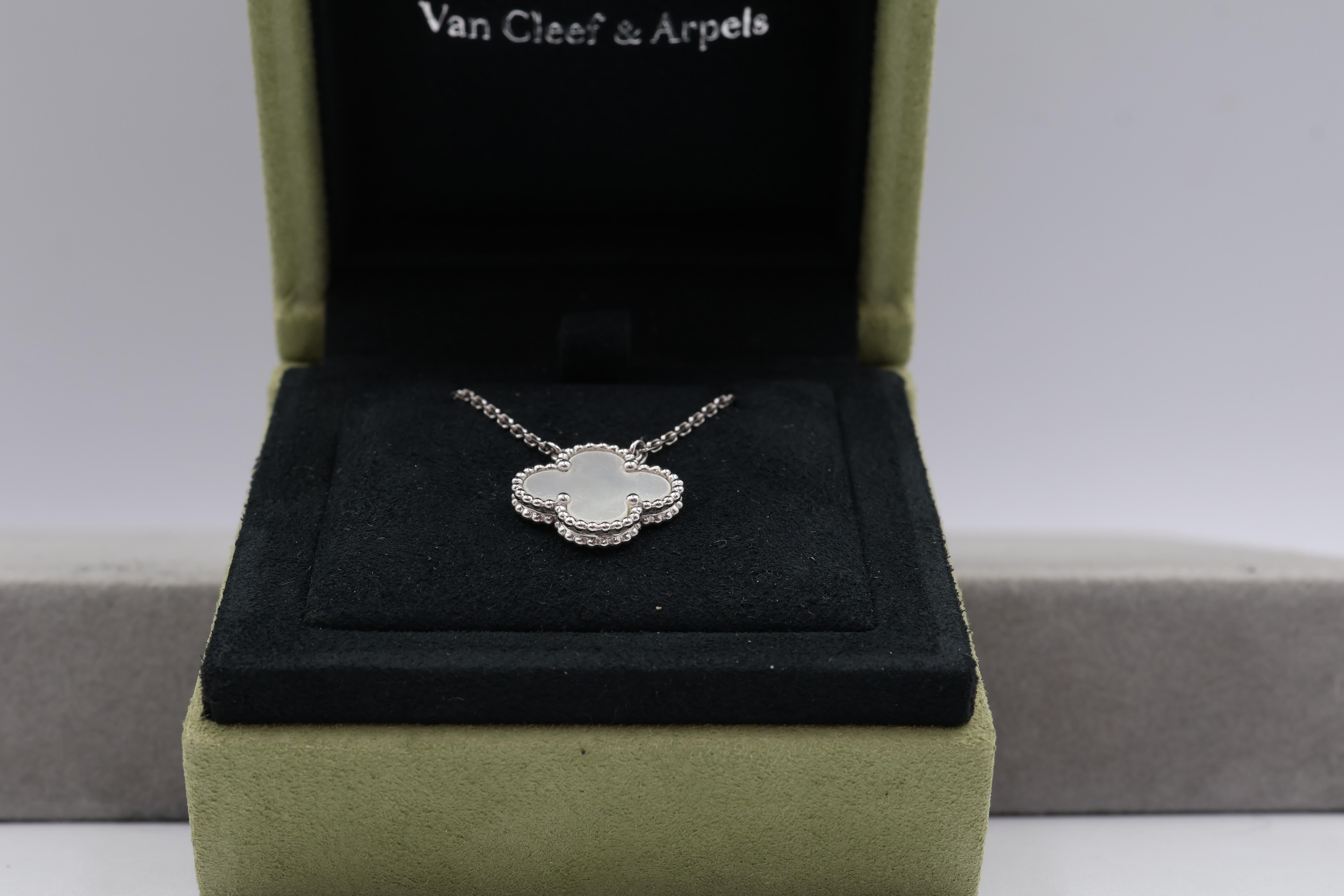 Van Cleef & Arpels 18K Weißgold Perlmutter Halskette & Anhänger im Zustand „Hervorragend“ im Angebot in Vaughan, CA