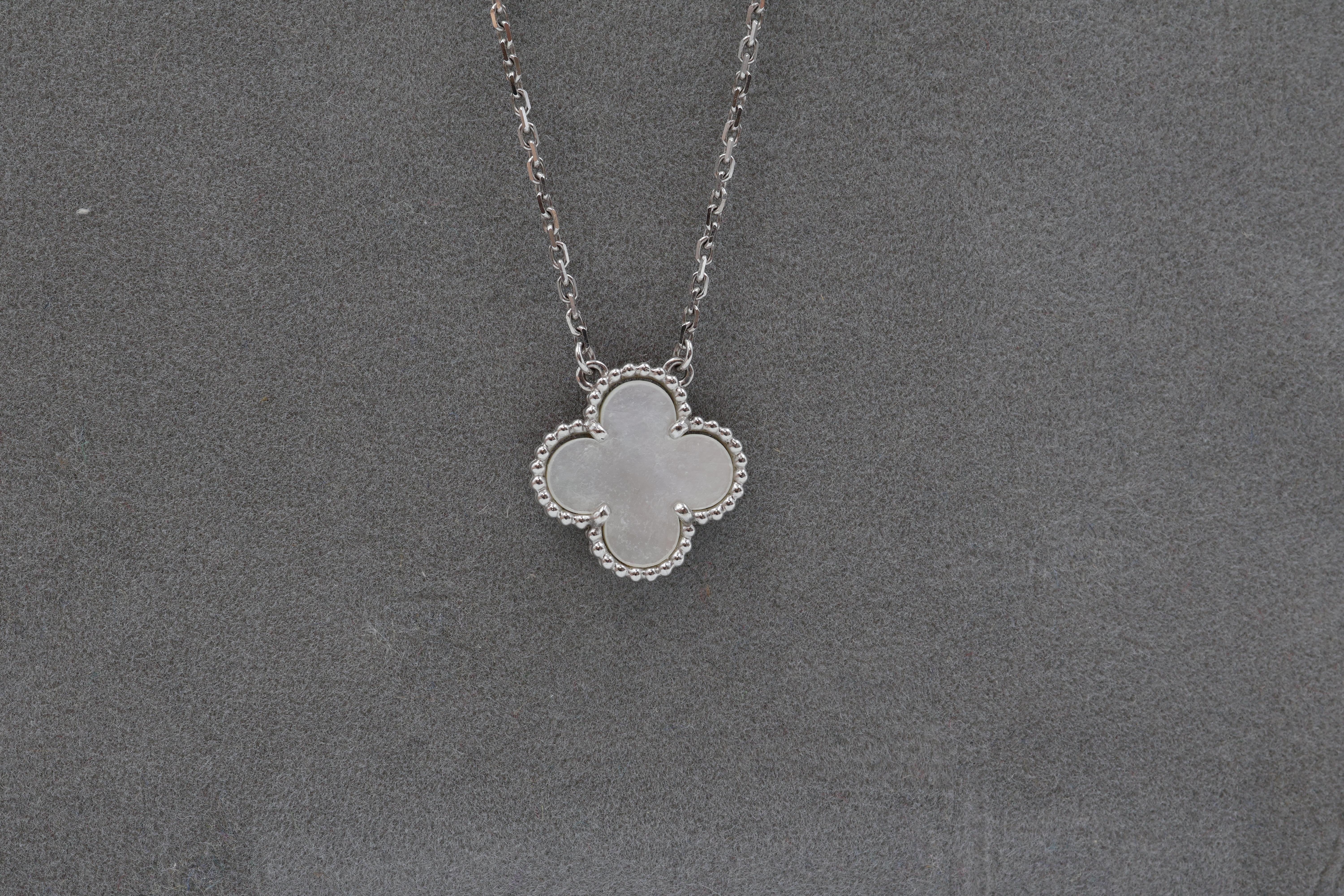 Van Cleef & Arpels 18K Weißgold Perlmutter Halskette & Anhänger für Damen oder Herren im Angebot