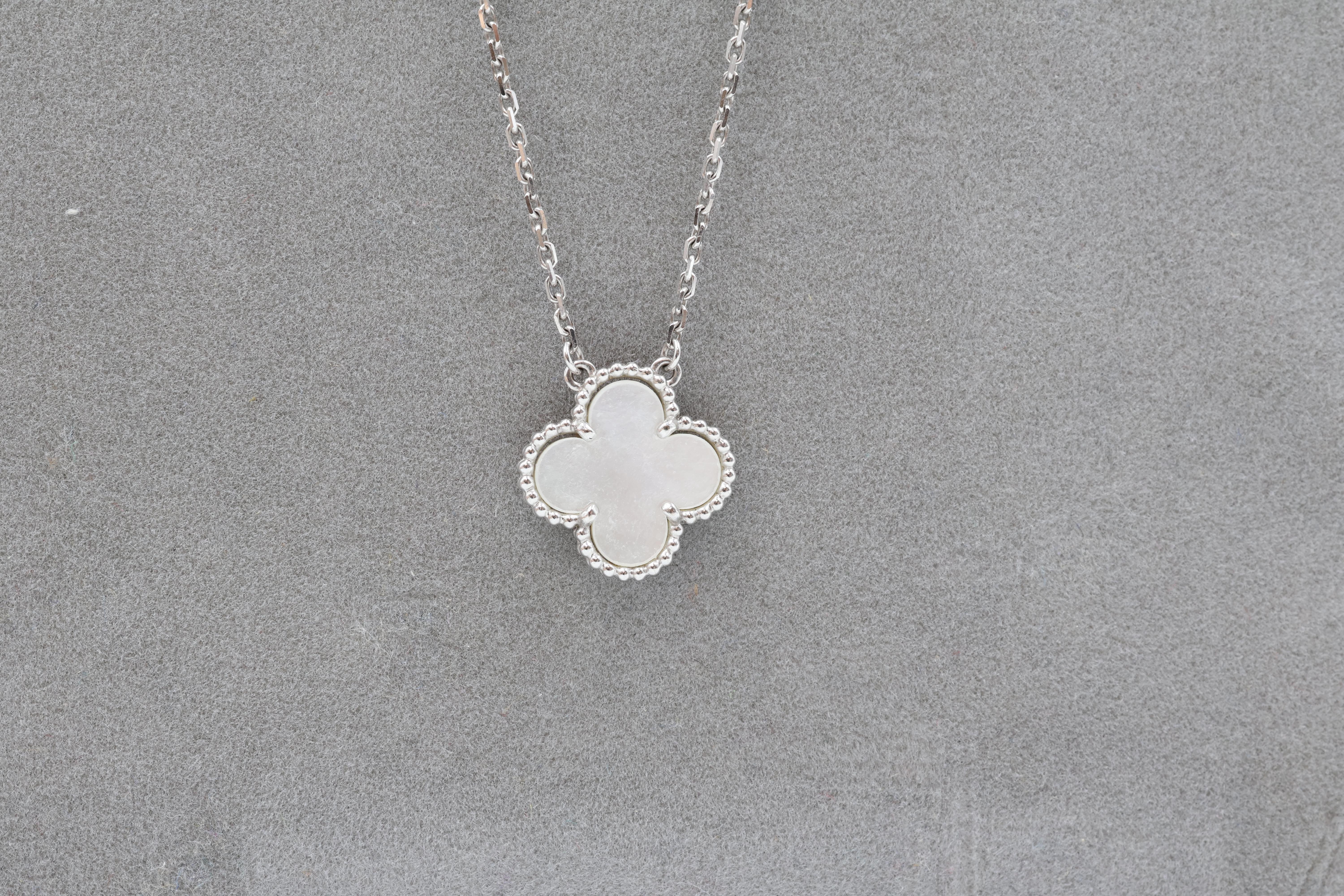 Van Cleef & Arpels 18K Weißgold Perlmutter Halskette & Anhänger im Angebot 1