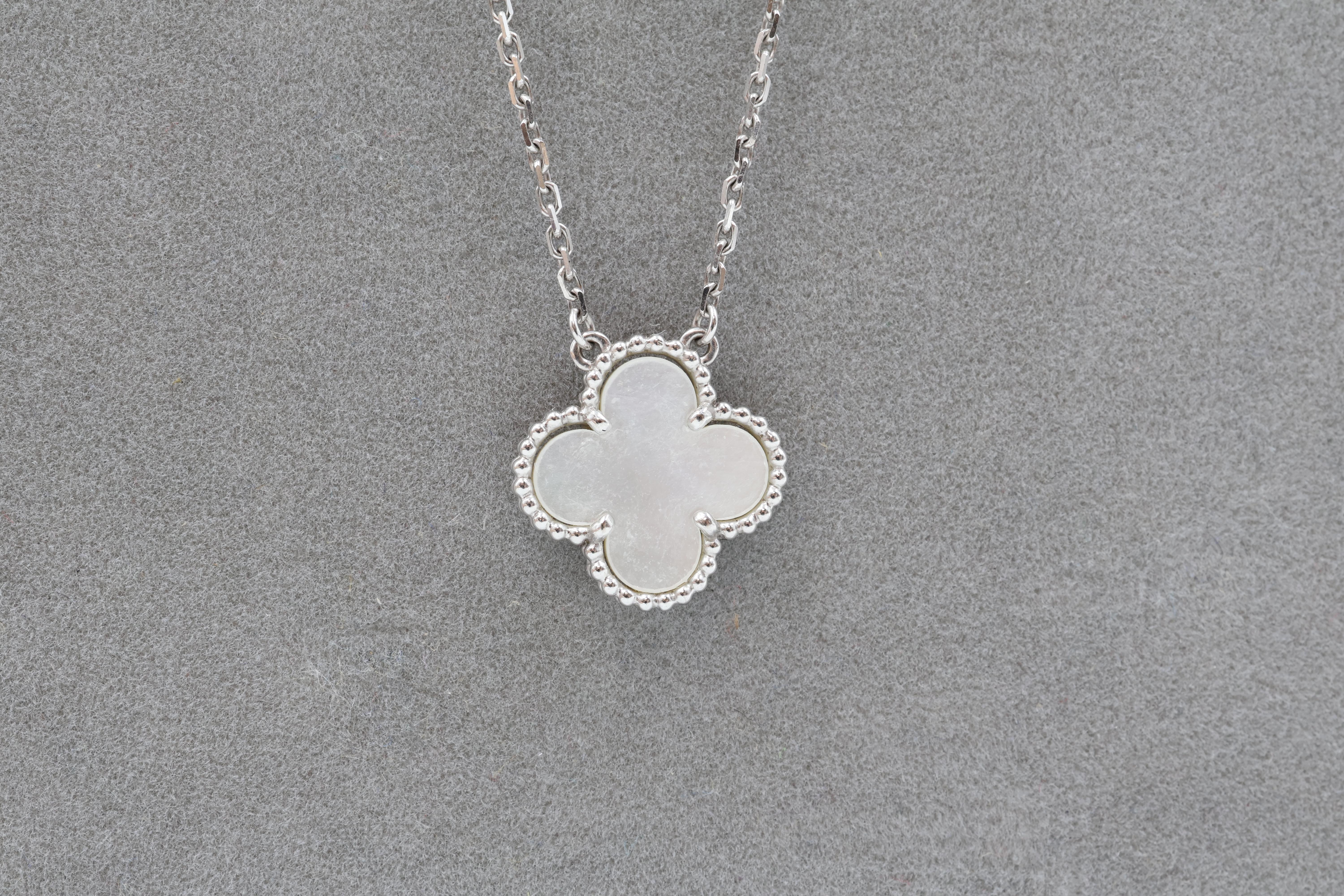 Van Cleef & Arpels 18K Weißgold Perlmutter Halskette & Anhänger im Angebot 2