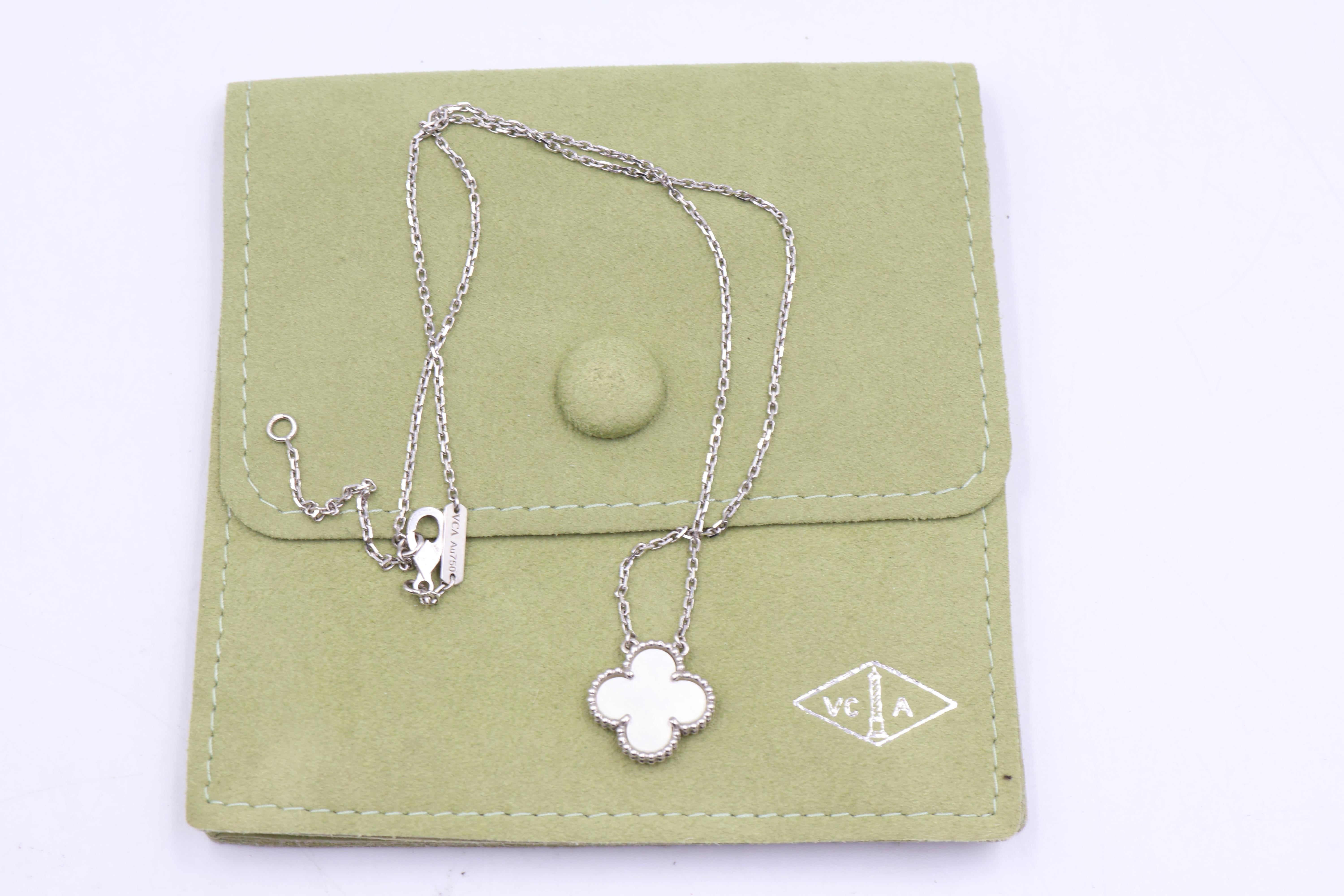 Van Cleef & Arpels 18K Weißgold Perlmutter Halskette & Anhänger im Angebot 3