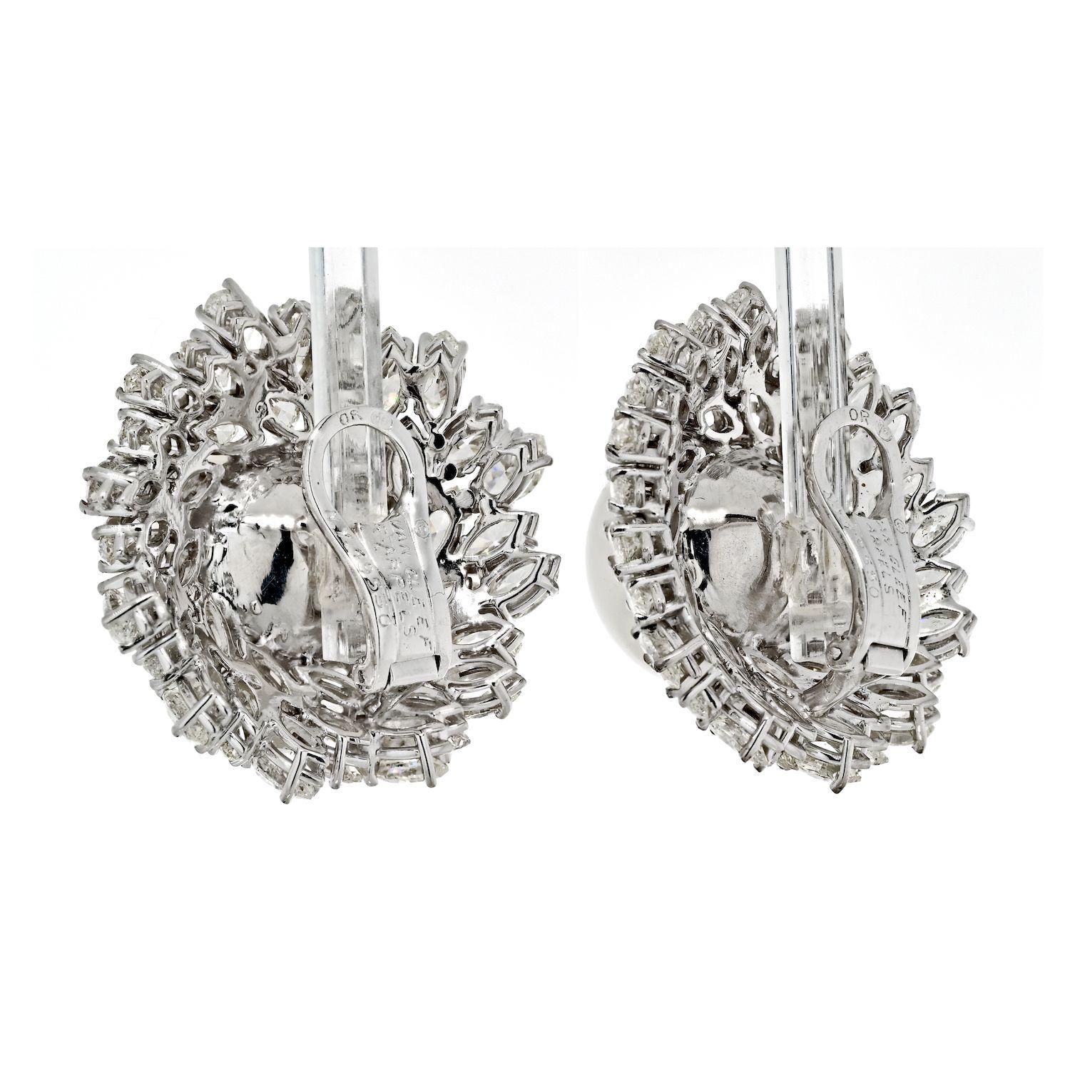 Die Van Cleef & Arpels Estate Diamant- und Perlenbomben-Ohrringe sind der Inbegriff von Eleganz und Luxus und ein atemberaubendes Zeugnis für die Kunstfertigkeit edler Juwelen. Diese Ohrringe aus exquisitem 18-karätigem Weißgold verströmen eine Aura