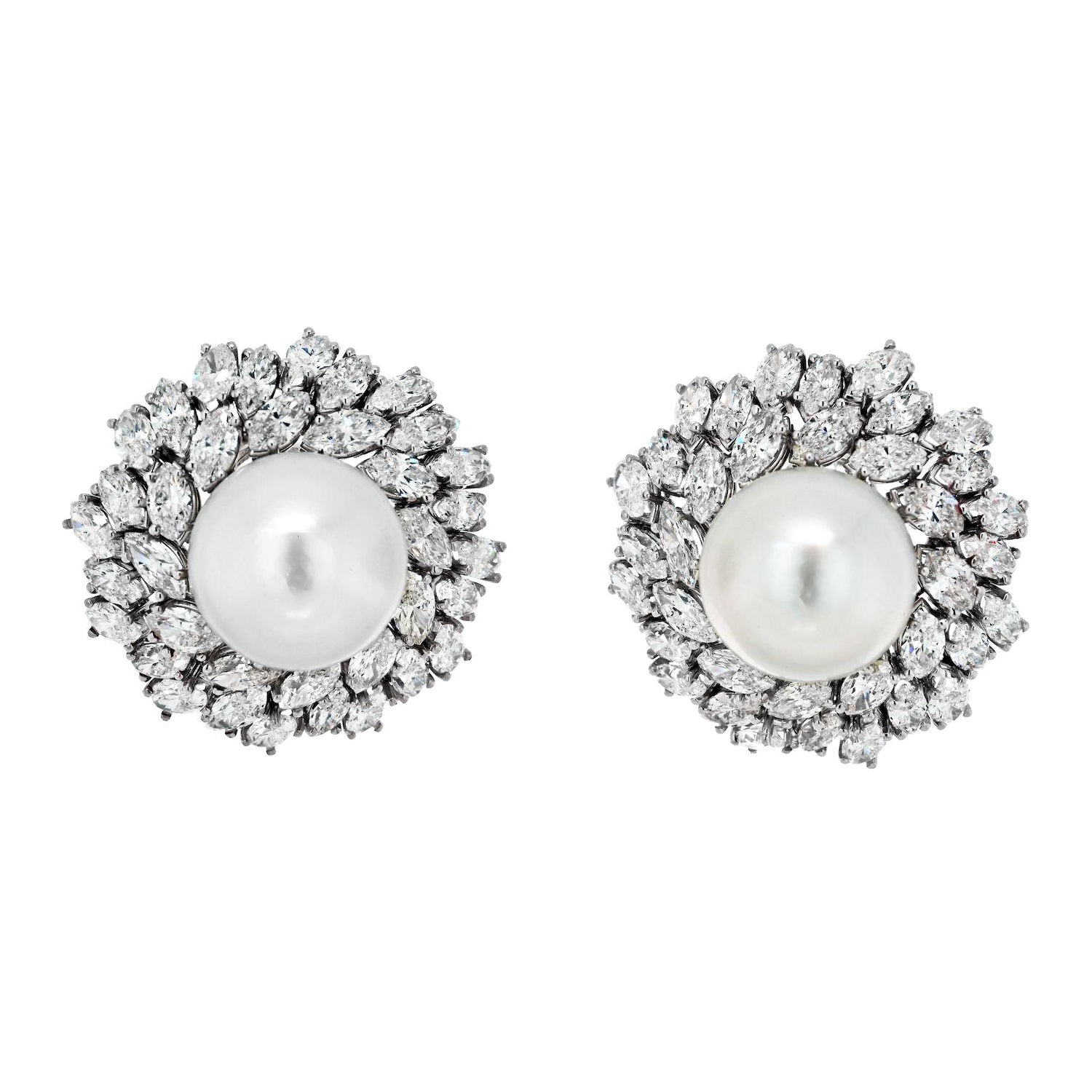 Van Cleef & Arpels Boucles d'oreilles bombées en or blanc 18 carats avec perles et diamants