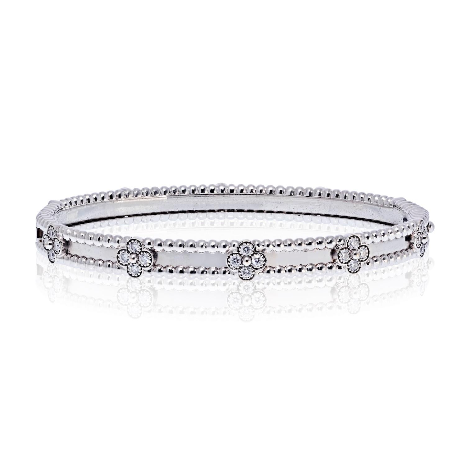 Ce bracelet d'occasion Van Cleef & Arpels Perlée Clover est réalisé en or blanc 18 carats et présente le design perlé caractéristique de la marque avec de délicats motifs de trèfles sertis de diamants ronds brillants. 

Pièce raffinée et