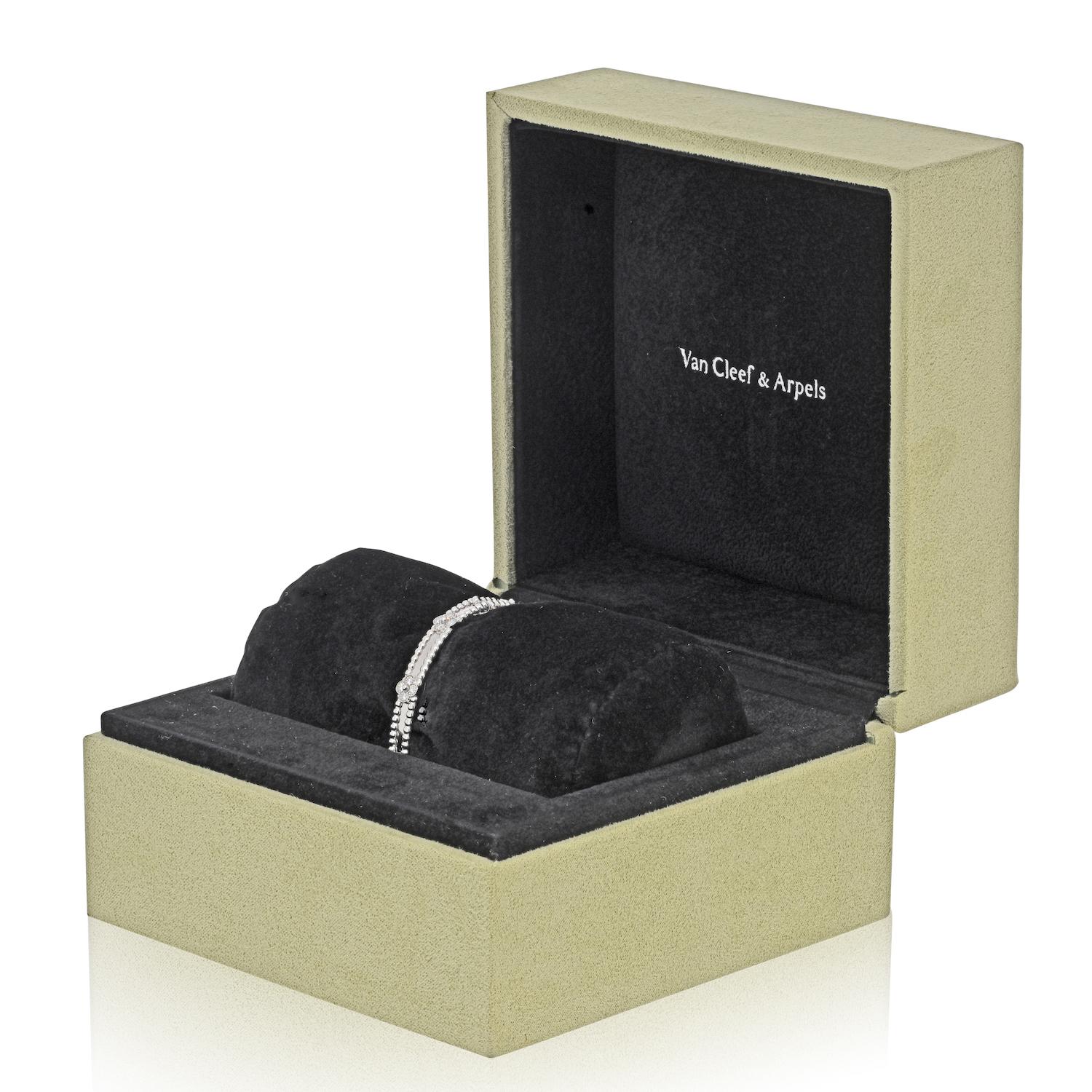 Van Cleef & Arpels Bracelet en or blanc 18K Perlee Clover Diamond Size S Excellent état - En vente à New York, NY