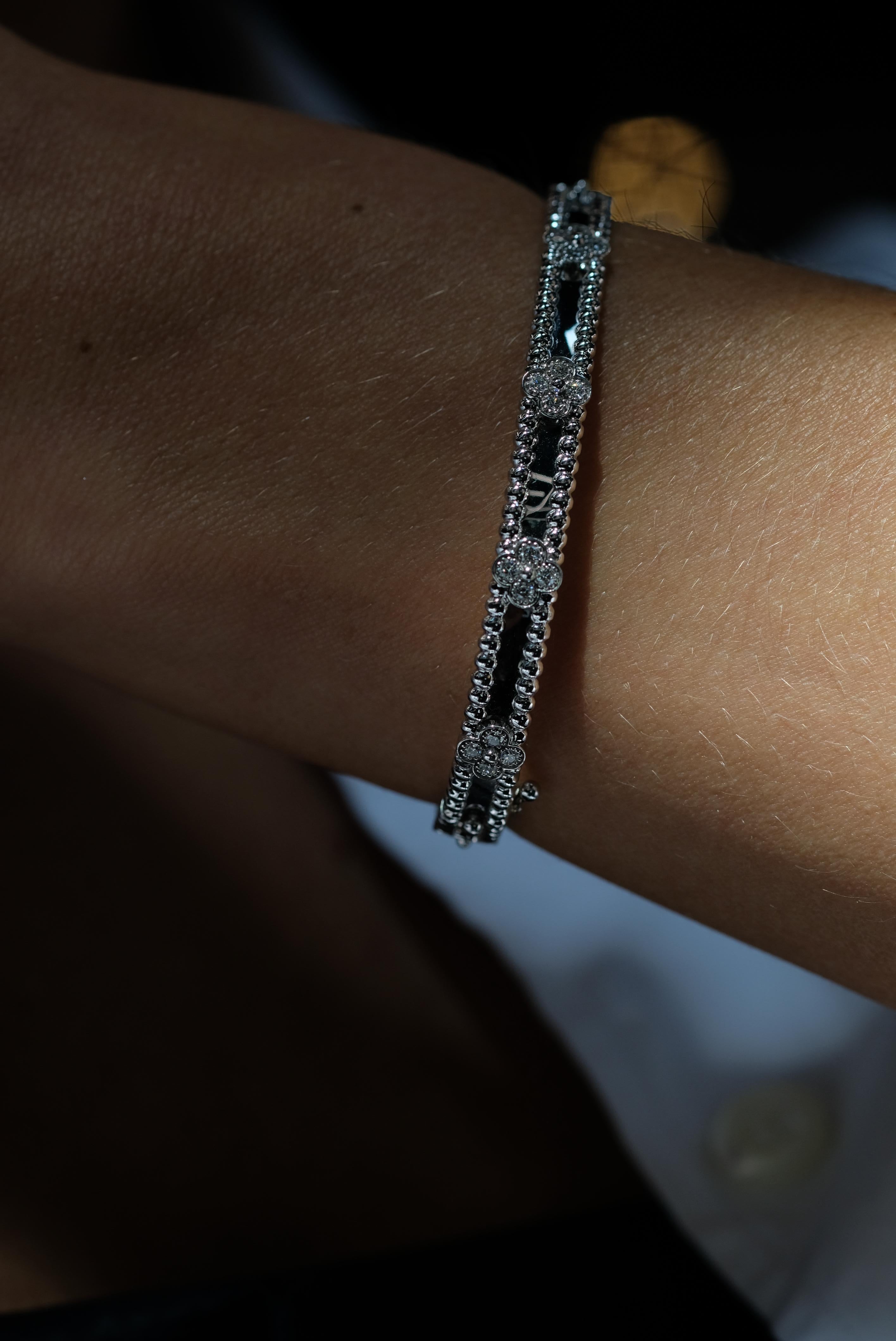 Van Cleef & Arpels Bracelet en or blanc 18K Perlee Clover Diamond Size S en vente 1