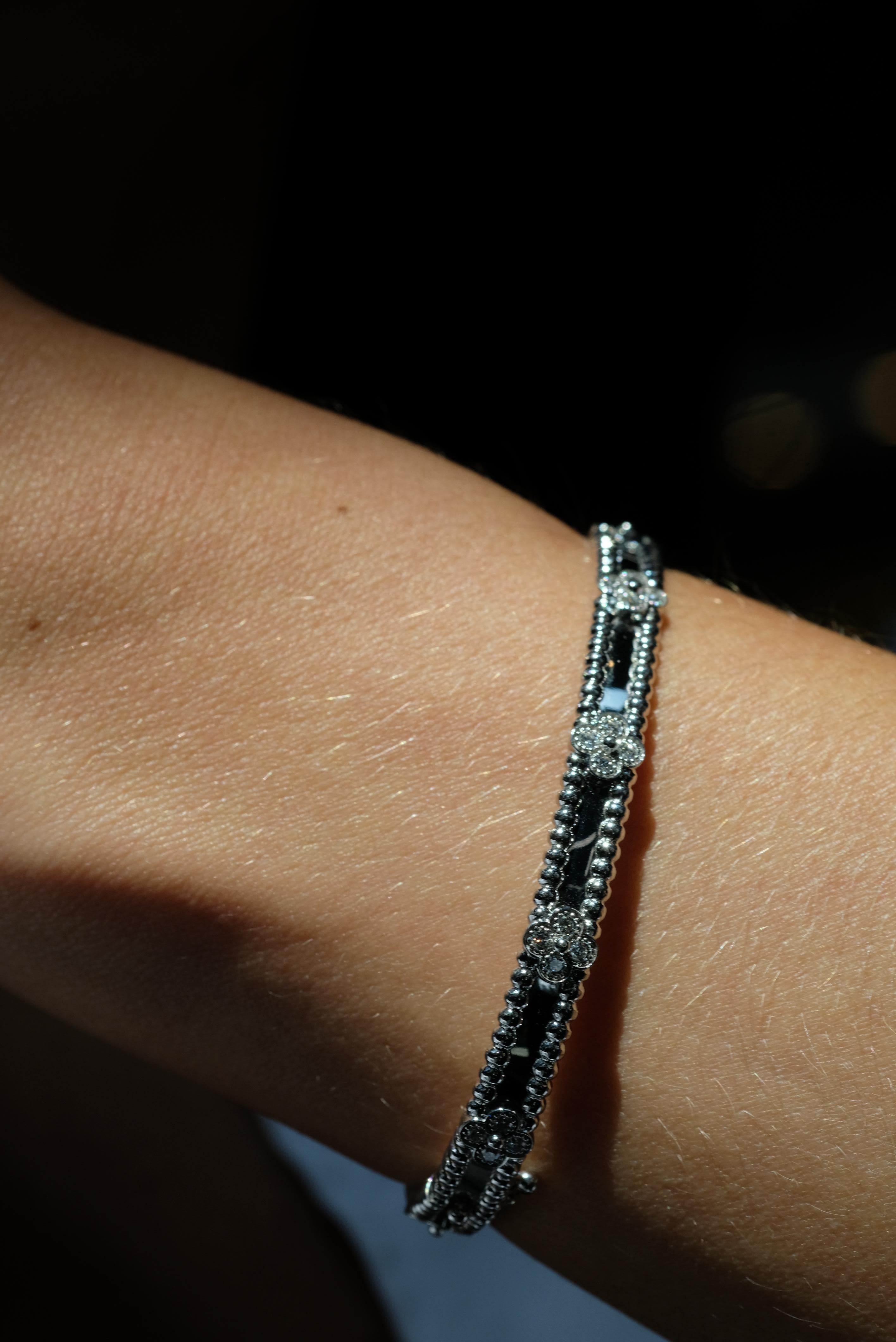 Van Cleef & Arpels Bracelet en or blanc 18K Perlee Clover Diamond Size S en vente 2