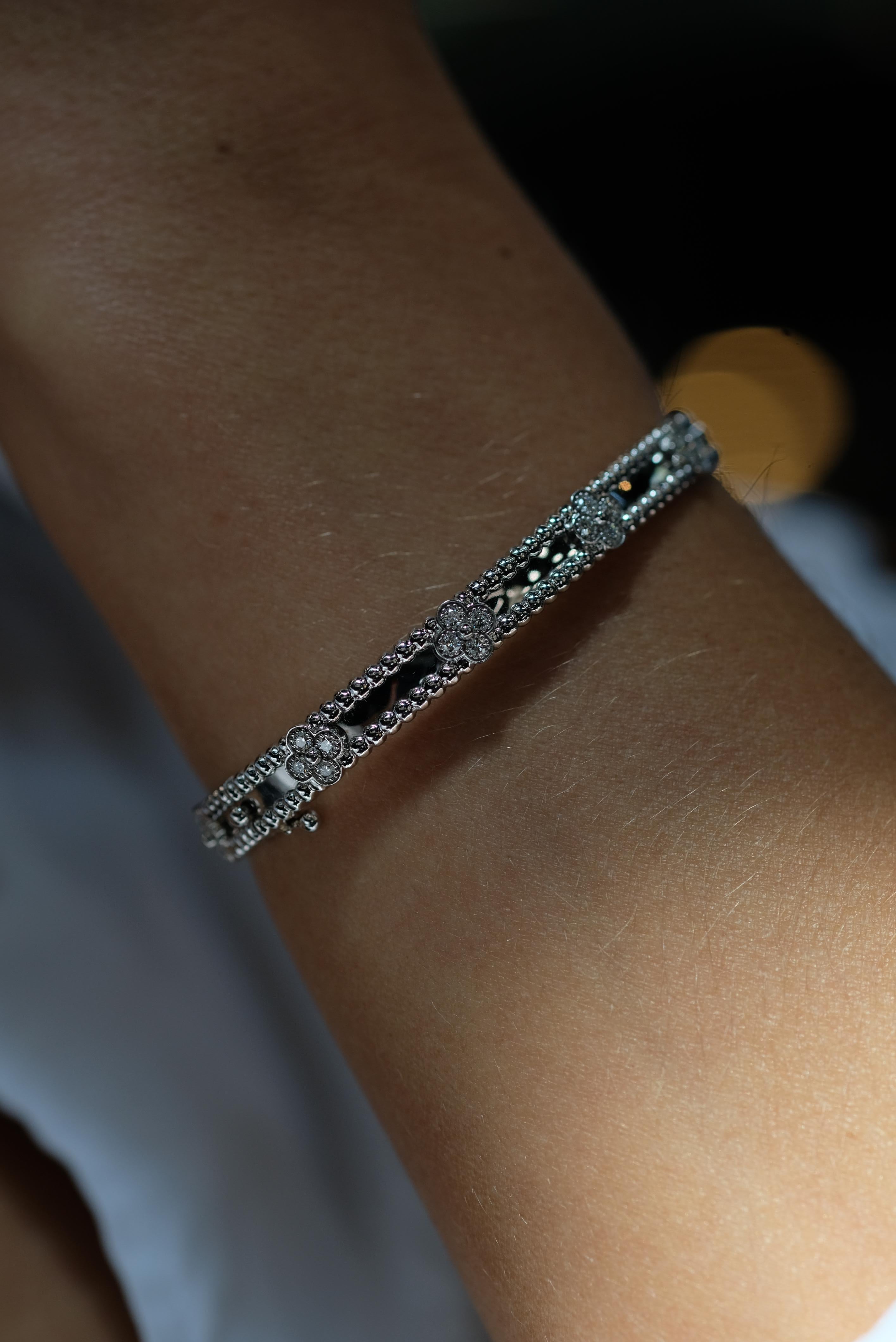 Van Cleef & Arpels Bracelet en or blanc 18K Perlee Clover Diamond Size S en vente 3