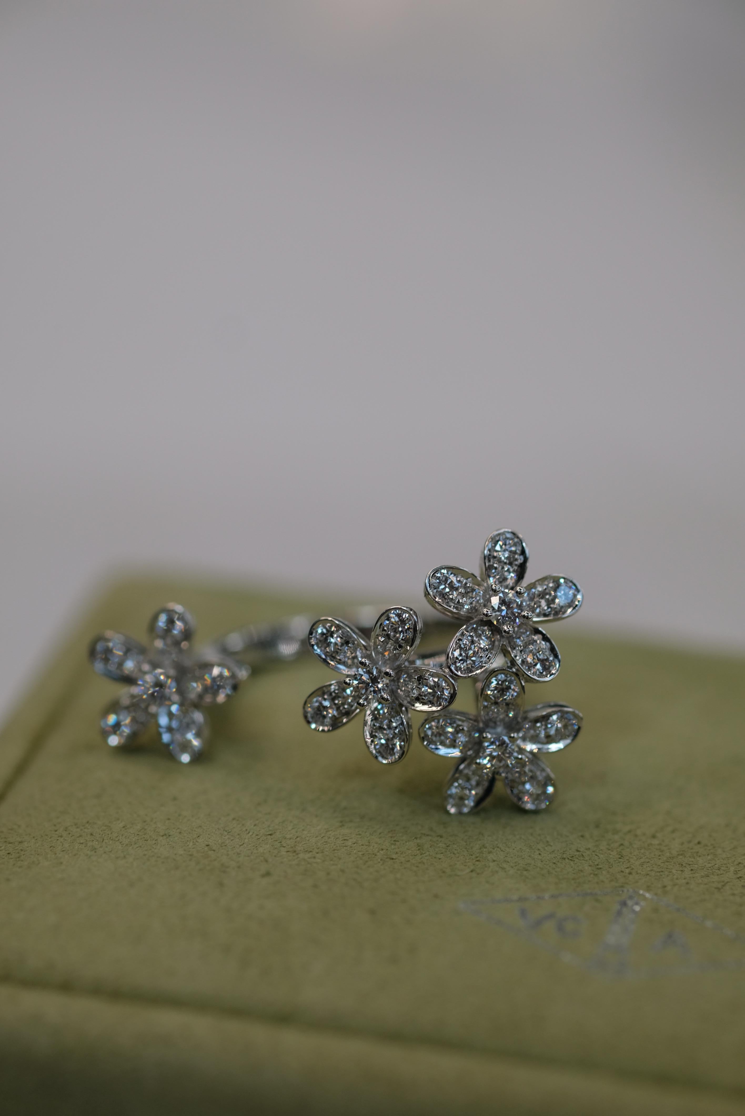 Van Cleef & Arpels Bague à diamant Socrate entre les doigts en or blanc 18 carats en vente 4