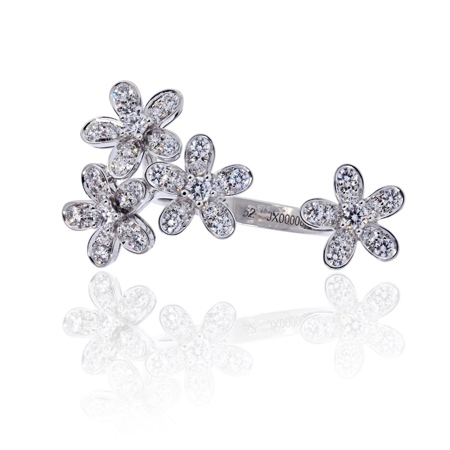 Cette bague d'occasion Van Cleef & Arpels Socrate Between the Finger est réalisée en or blanc rhodié 18 carats et présente un élégant design ouvert rehaussé de délicats motifs floraux en diamant. La bague est sertie de diamants ronds totalisant
