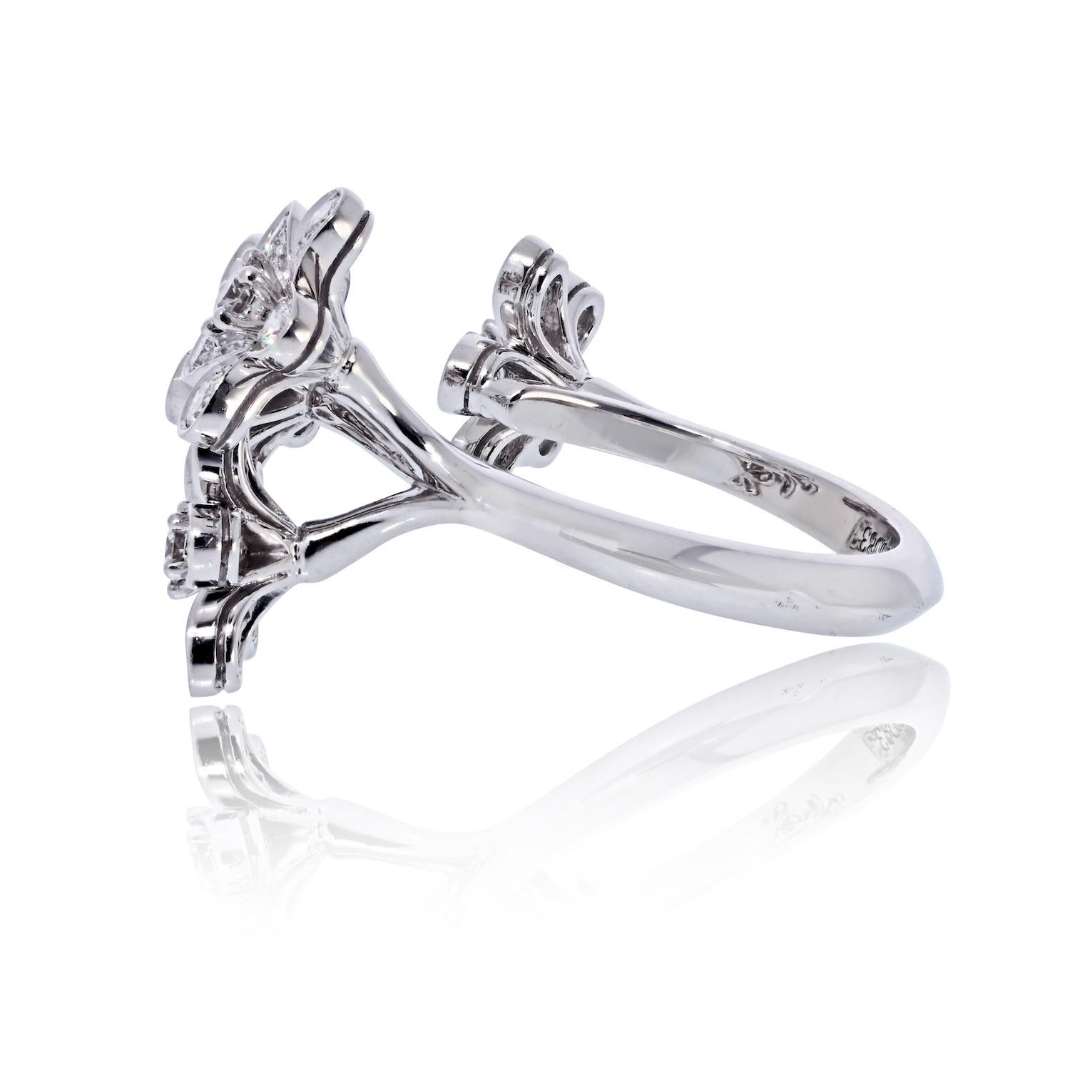 Taille ronde Van Cleef & Arpels Bague à diamant Socrate entre les doigts en or blanc 18 carats en vente