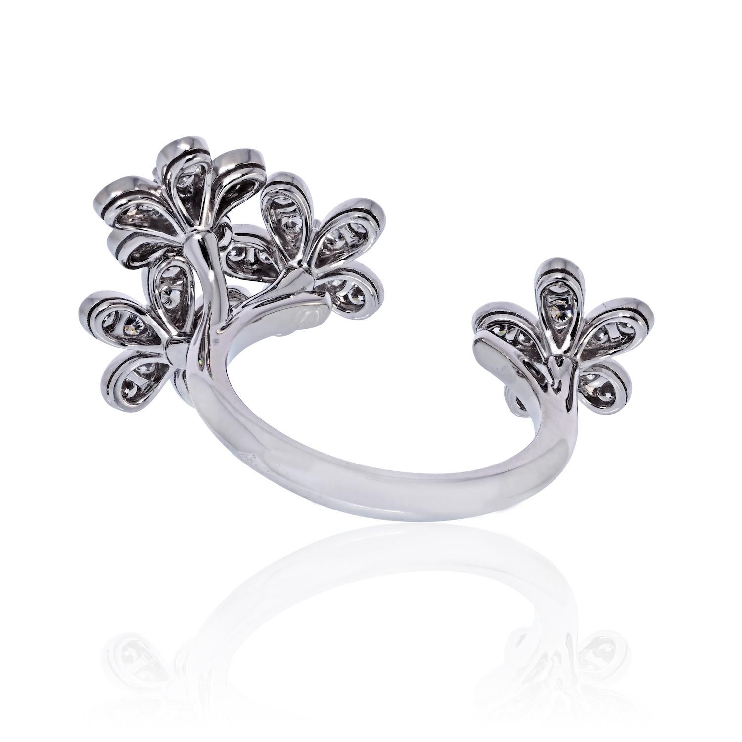 Van Cleef & Arpels Bague à diamant Socrate entre les doigts en or blanc 18 carats Excellent état - En vente à New York, NY