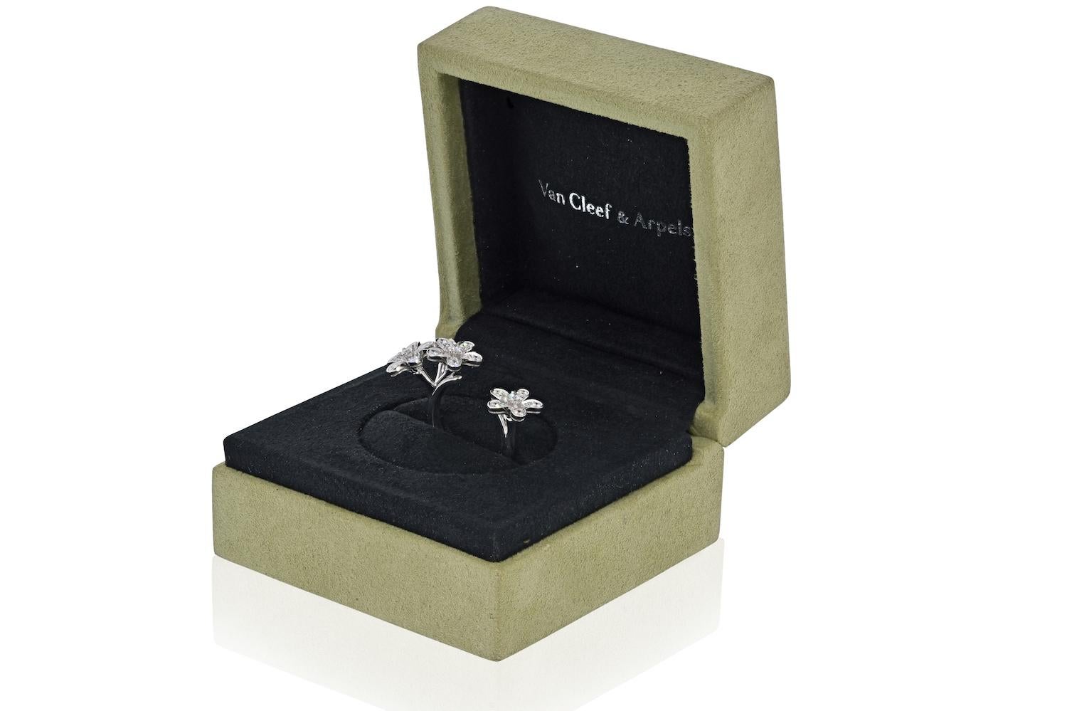 Van Cleef & Arpels Bague à diamant Socrate entre les doigts en or blanc 18 carats Pour femmes en vente