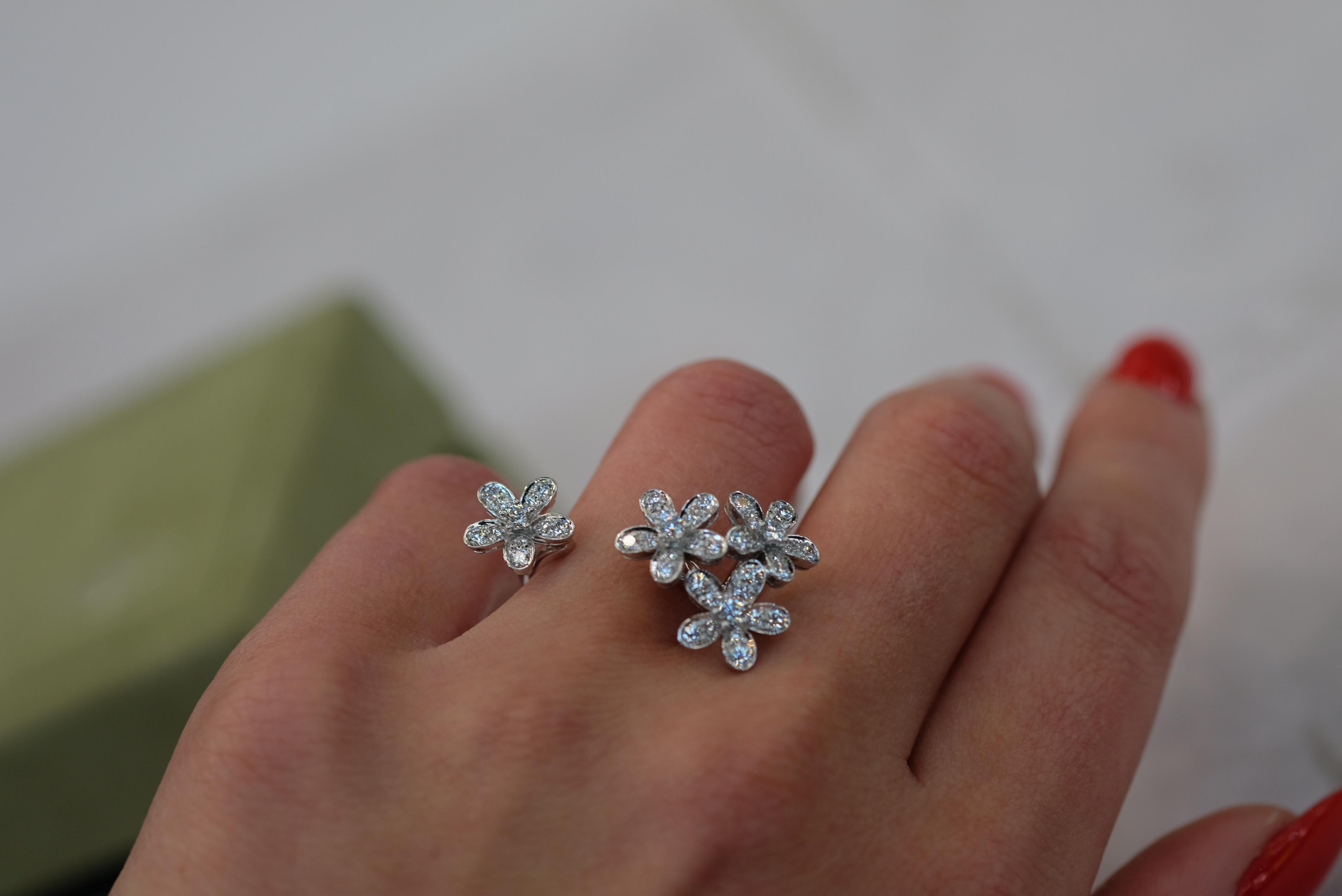 Van Cleef & Arpels Bague à diamant Socrate entre les doigts en or blanc 18 carats en vente 1