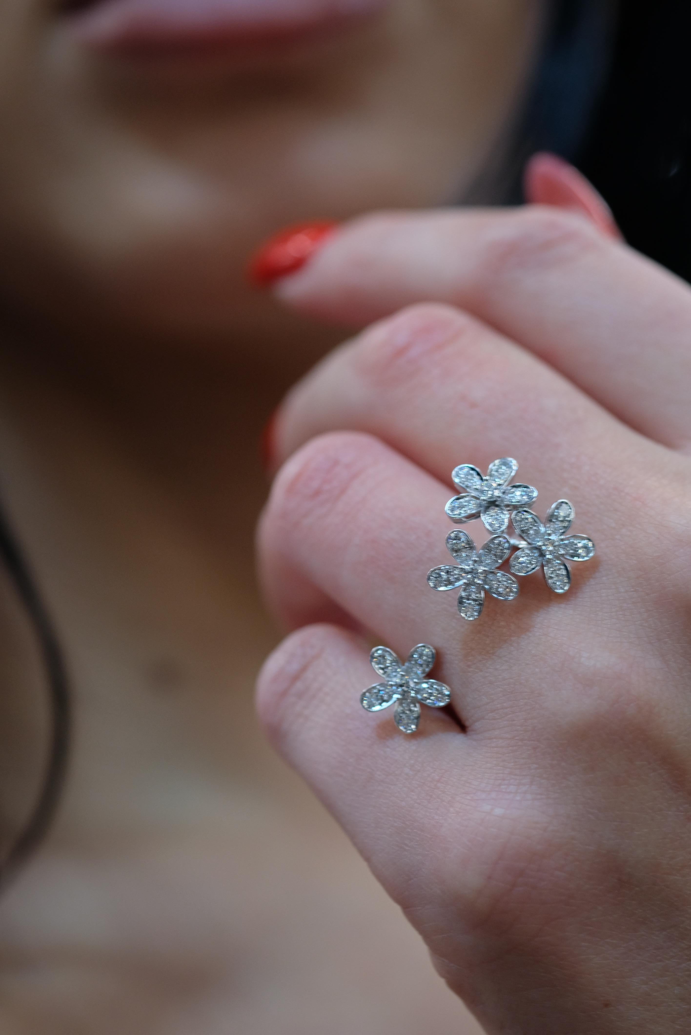 Van Cleef & Arpels Bague à diamant Socrate entre les doigts en or blanc 18 carats en vente 2