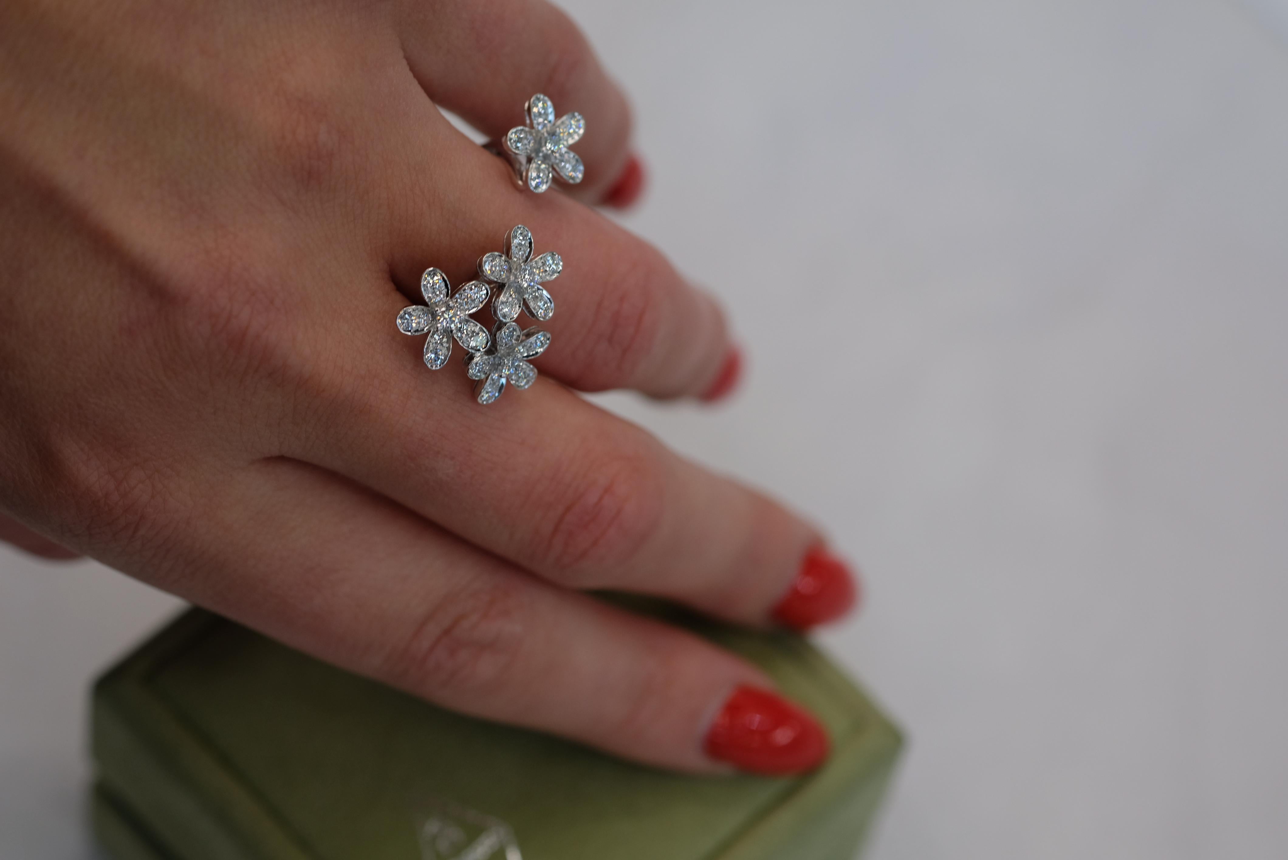 Van Cleef & Arpels Bague à diamant Socrate entre les doigts en or blanc 18 carats en vente 3