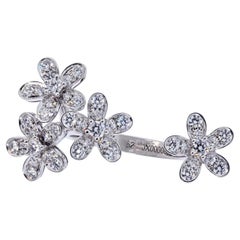 Van Cleef & Arpels Bague à diamant Socrate entre les doigts en or blanc 18 carats