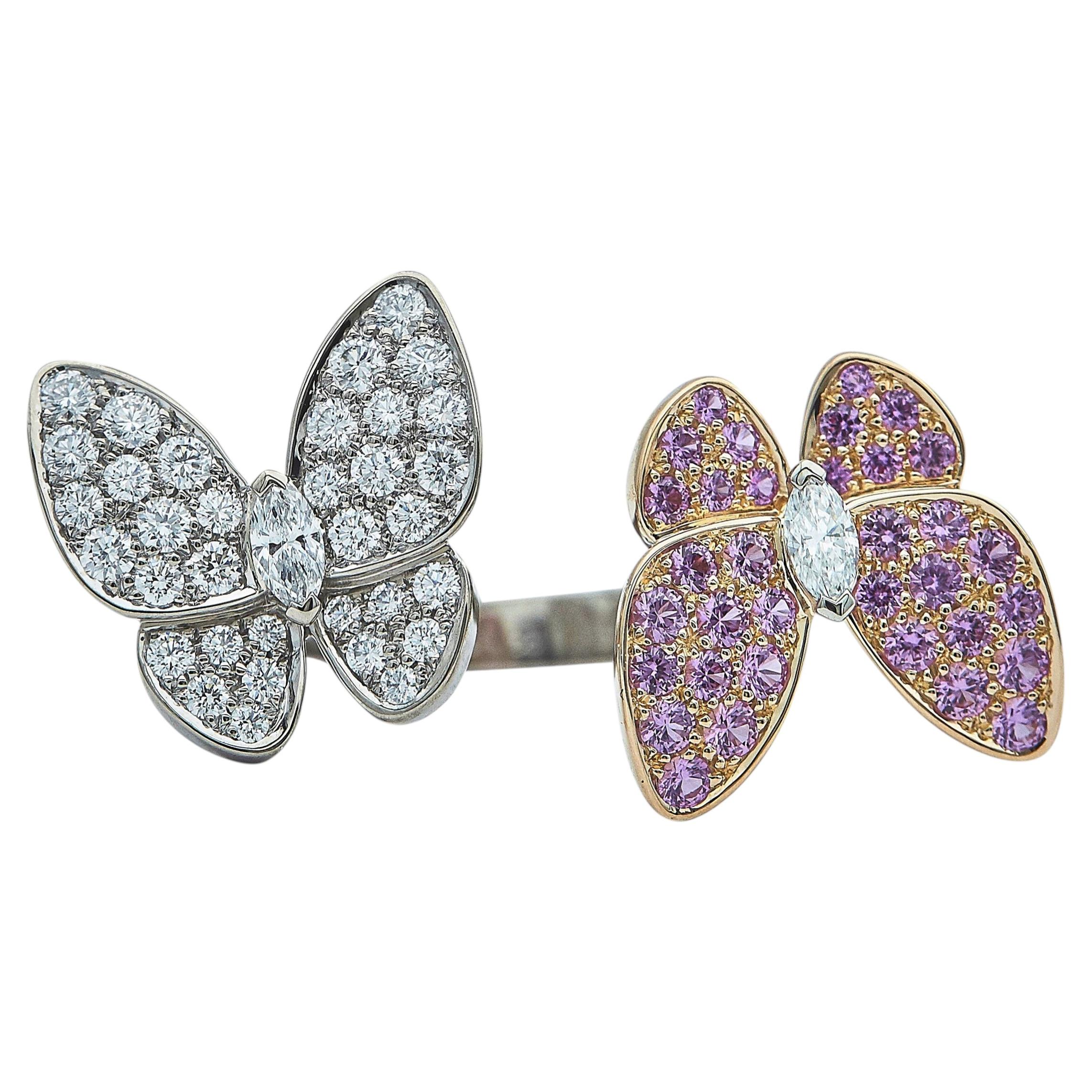 Bague deux papillons entre les doigts