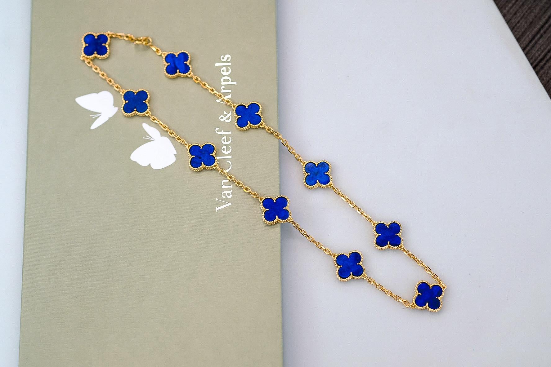 Van Cleef & Arpels Collier en or 18k 10 motifs Alhambra Lapis. Réalisé en luxueux or jaune 18 carats, ce collier exquis présente dix motifs emblématiques de l'Alhambra ornés de pierres de lapis-lazuli, chacune mesurant 15 mm de diamètre.

Pesant