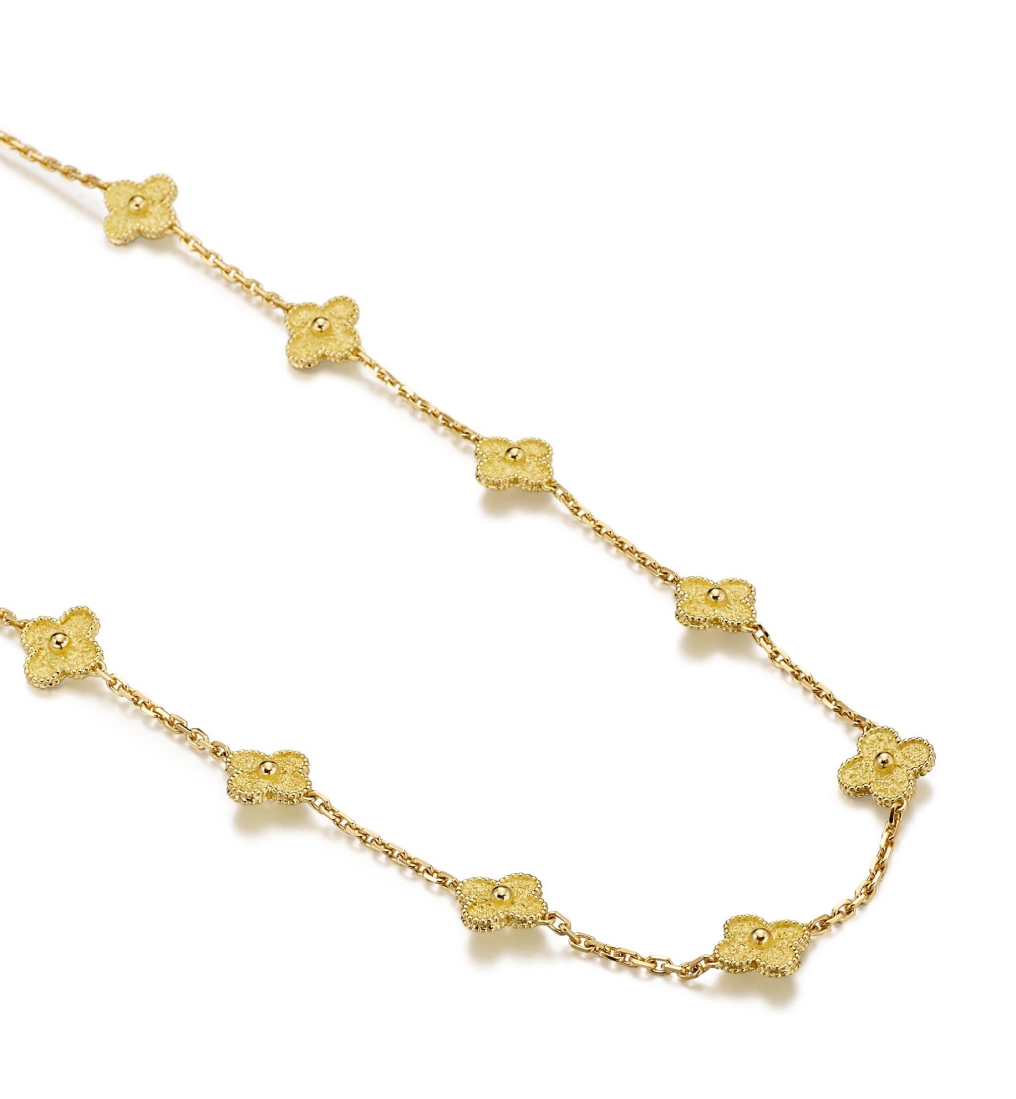 Die Alhambra-Kollektion von Van Cleef & Arpels ist eine der begehrtesten Juwelenkollektionen der Welt. Jedes Stück der Collection'S verkörpert den Geist der Zeitlosigkeit und des Glücks.

Verziert mit zwanzig Kleemotiven aus gehämmertem Gold an
