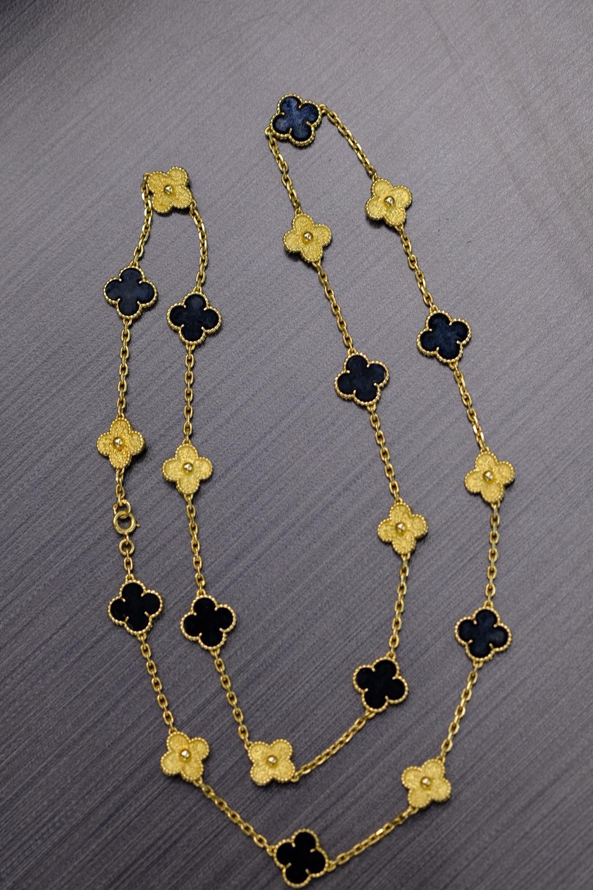 Modern Van Cleef & Arpels 18K Yellow 20 Motif Onyx And Gold Alhambra Vintage Necklace