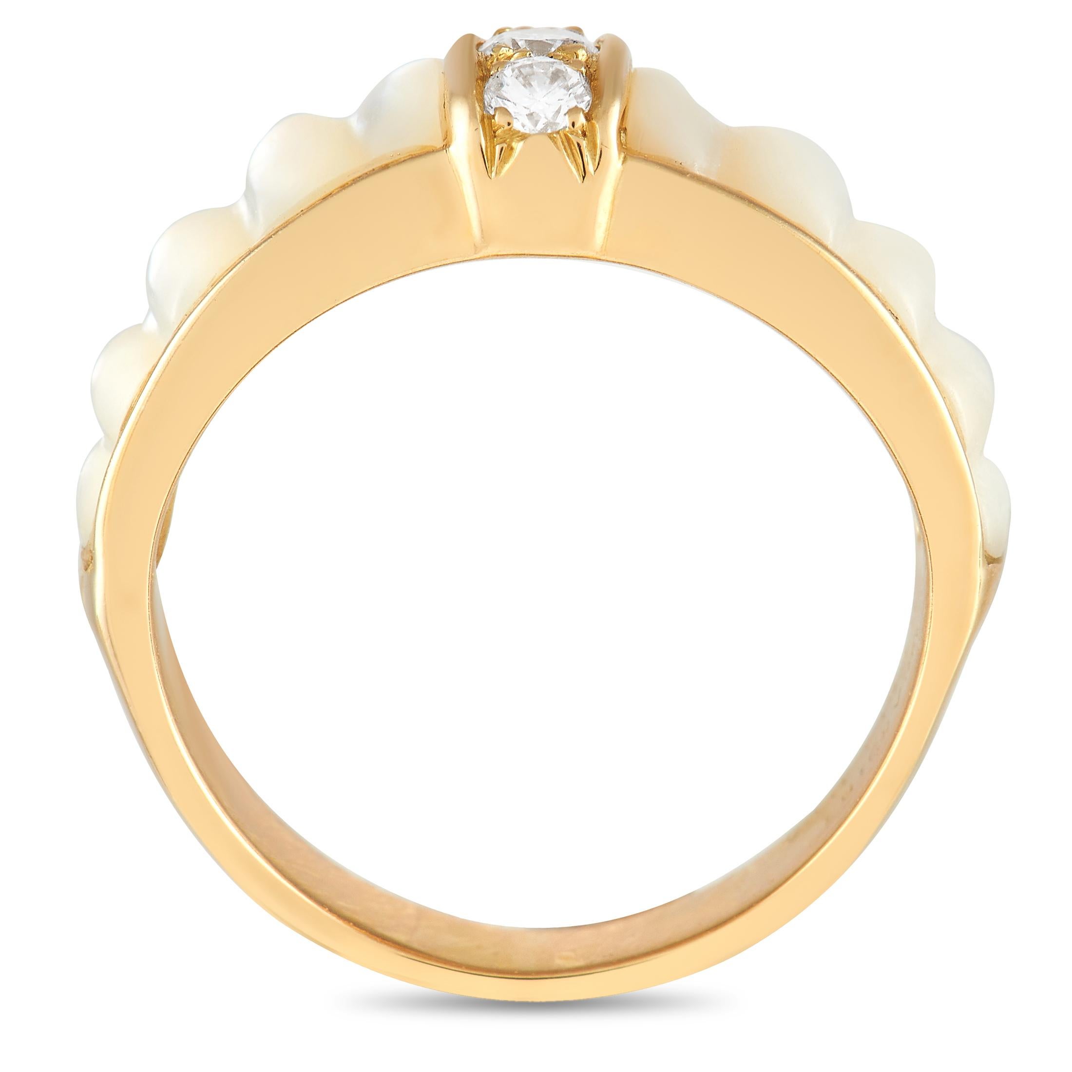 Dieser schlichte Ring von Van Cleef & Arpels ist ein zeitloses Schmuckstück, das Sie für immer in seinen Bann ziehen wird. Opulentes 18-karätiges Gelbgold ergänzt wunderbar die warmen Perlmutt-Akzente, während ein Trio von Diamanten von insgesamt