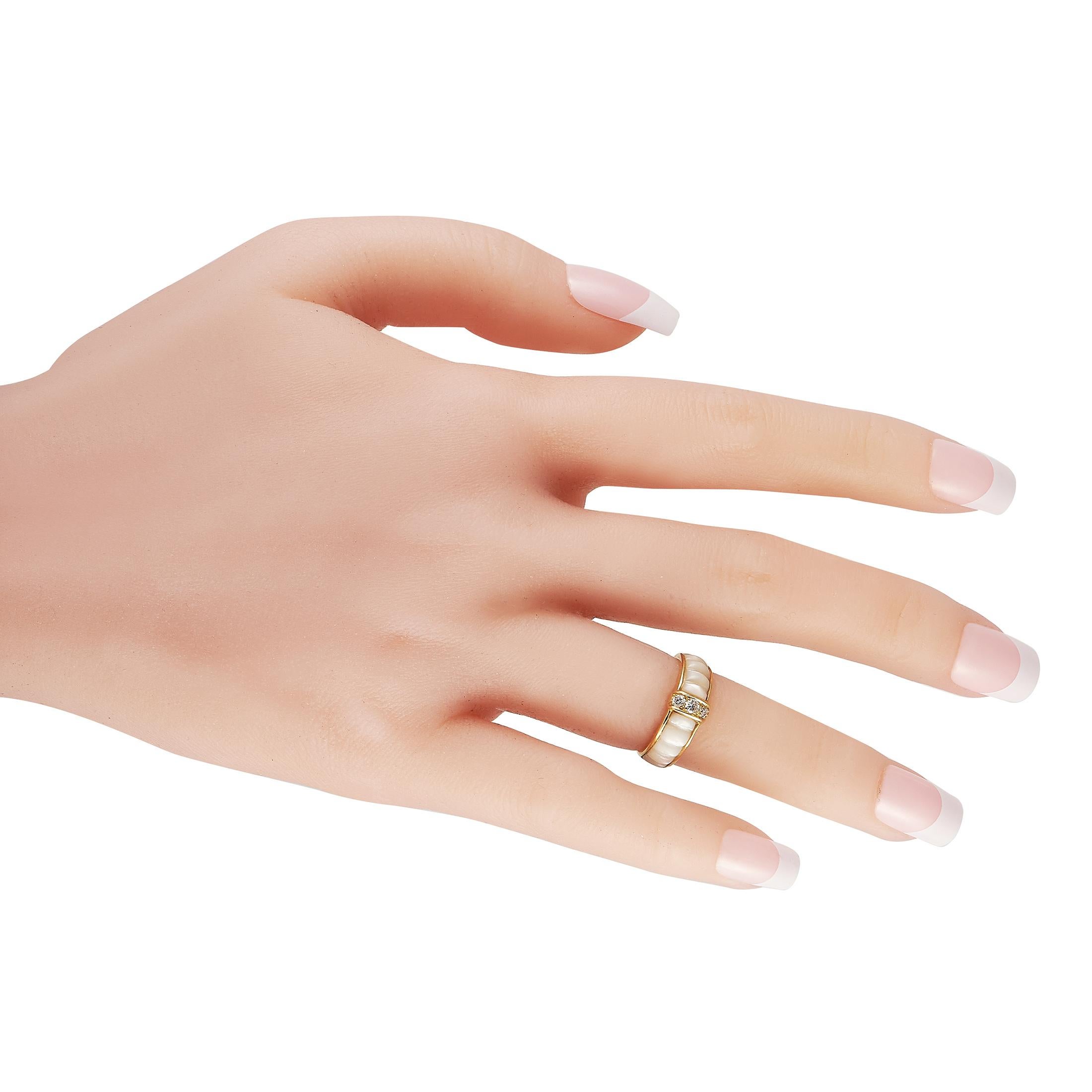 Van Cleef & Arpels Ring aus 18 Karat Gelbgold mit 0,15 Karat Diamanten und Perlmutt (Gemischter Schliff)