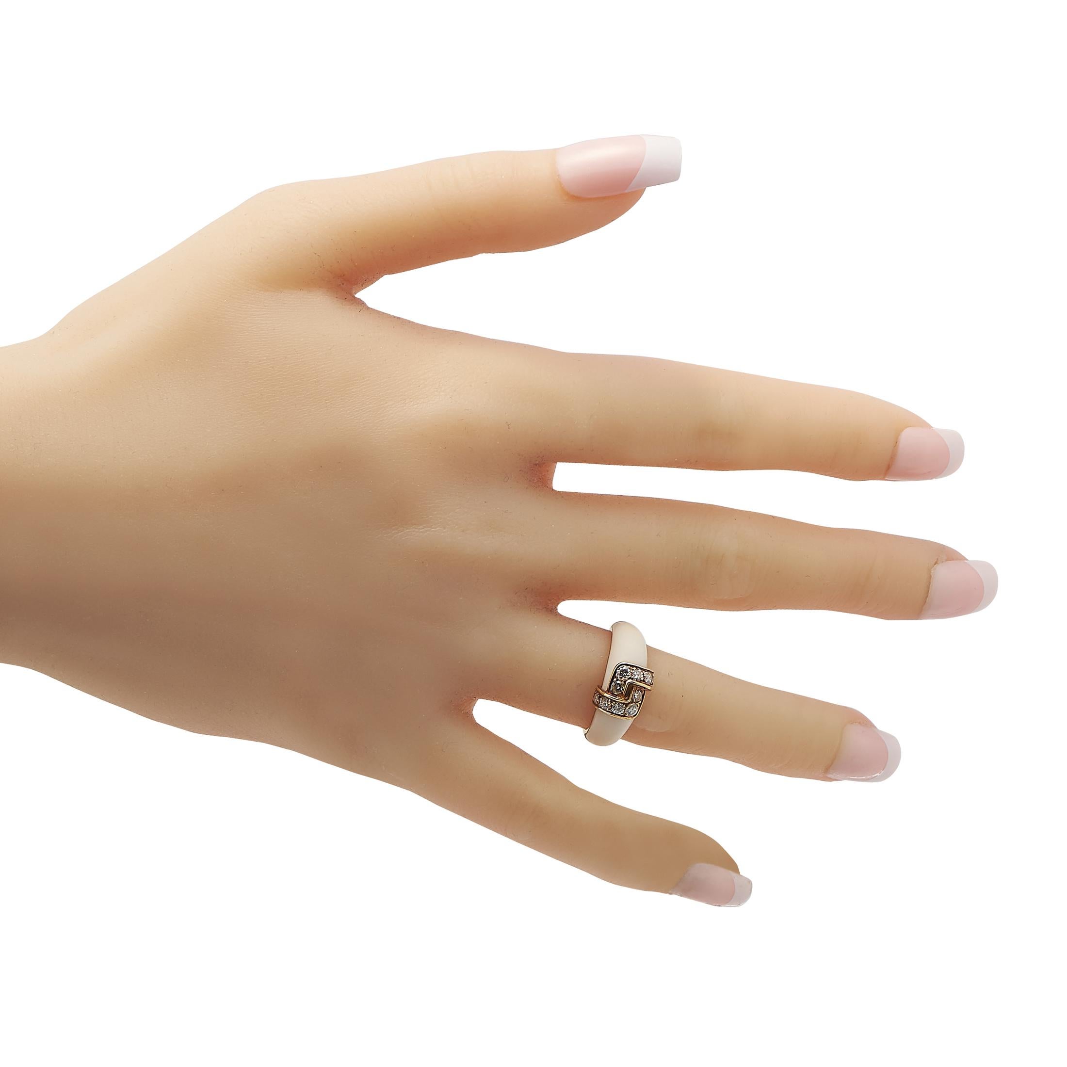 Van Cleef & Arpels Anello in oro giallo 18 carati con diamanti e corallo bianco da 0,45 carati In condizioni ottime a Southampton, PA