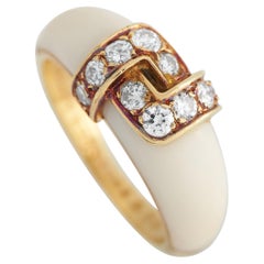 Van Cleef & Arpels Anello in oro giallo 18 carati con diamanti e corallo bianco da 0,45 carati