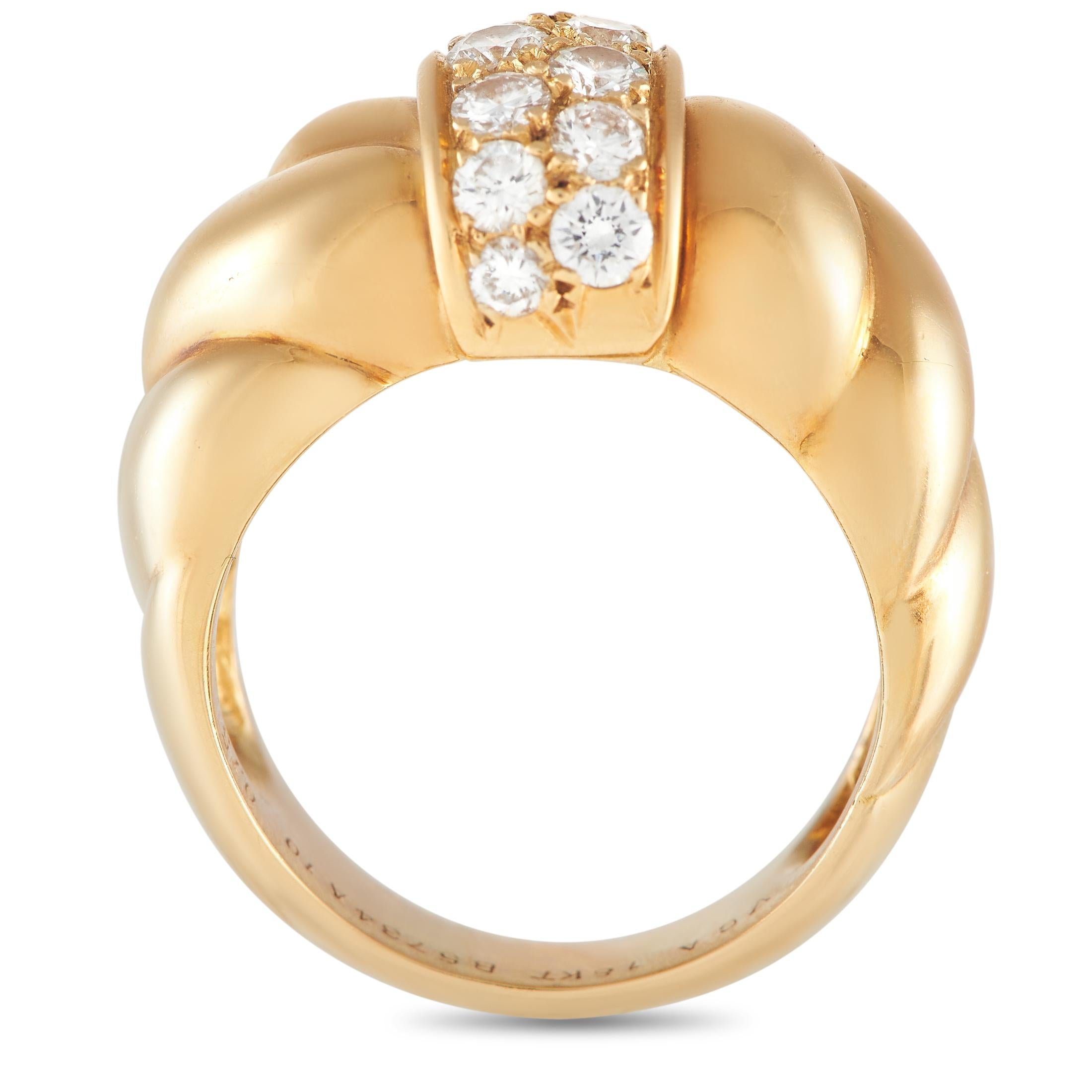 Hier ist ein auffälliges Stück, perfekt für besondere Anlässe und den Alltag. Dieser Ring von Van Cleef & Arpels ist aus 18-karätigem Gelbgold gefertigt und verfügt über einen skulpturalen Schaft mit einem croissantartigen Geflecht. Das Band hat