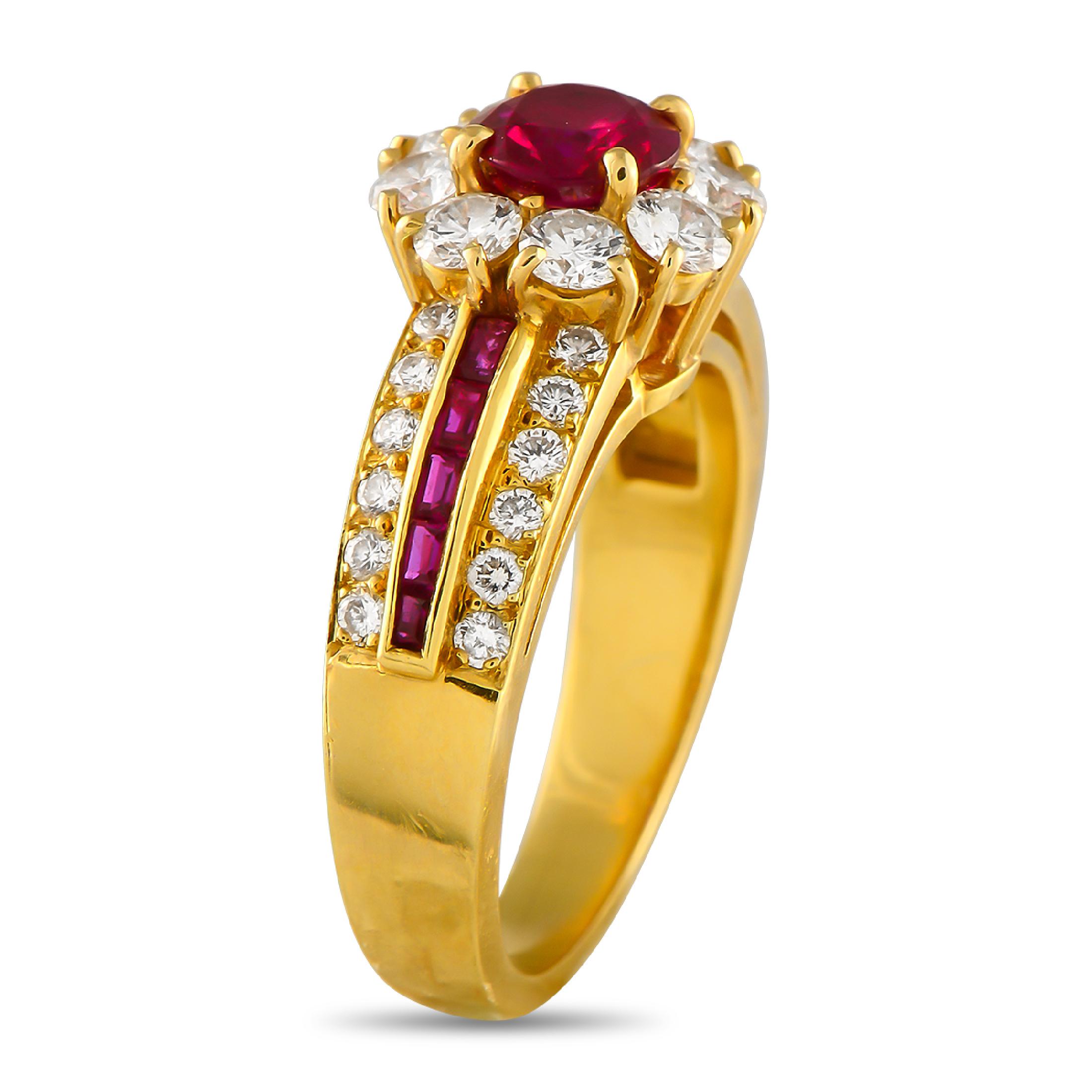 Aggiungi un tocco di lusso a qualsiasi ensemble con questo anello Van Cleef & Arpels dalla lavorazione impeccabile. Questo squisito accessorio combina splendidamente diamanti per un peso totale di 1,0 carati e gemme di rubino per un peso totale di