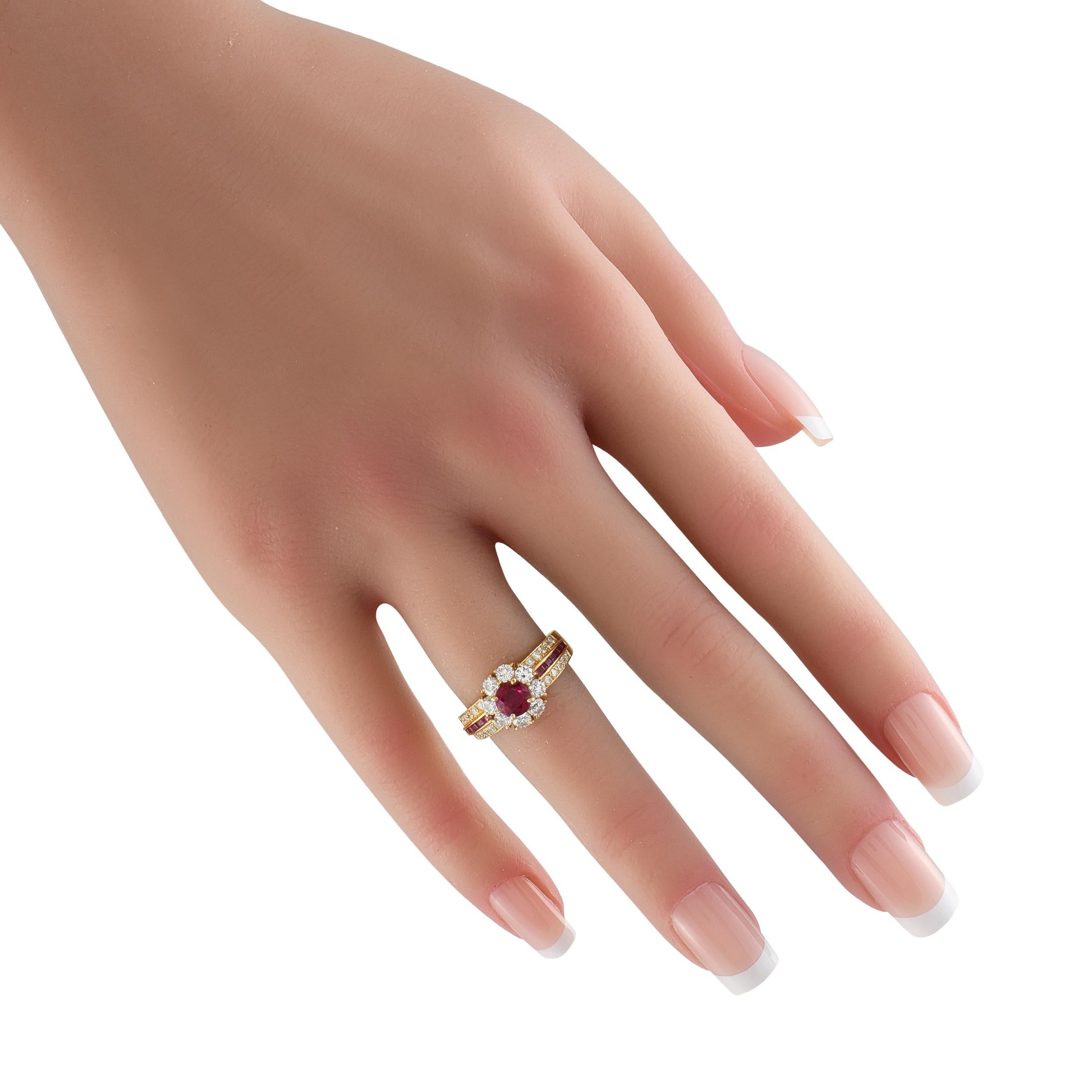 Taglio rotondo Anello Van Cleef & Arpels in oro giallo 18 carati con diamanti e rubini da 1,0 carati in vendita