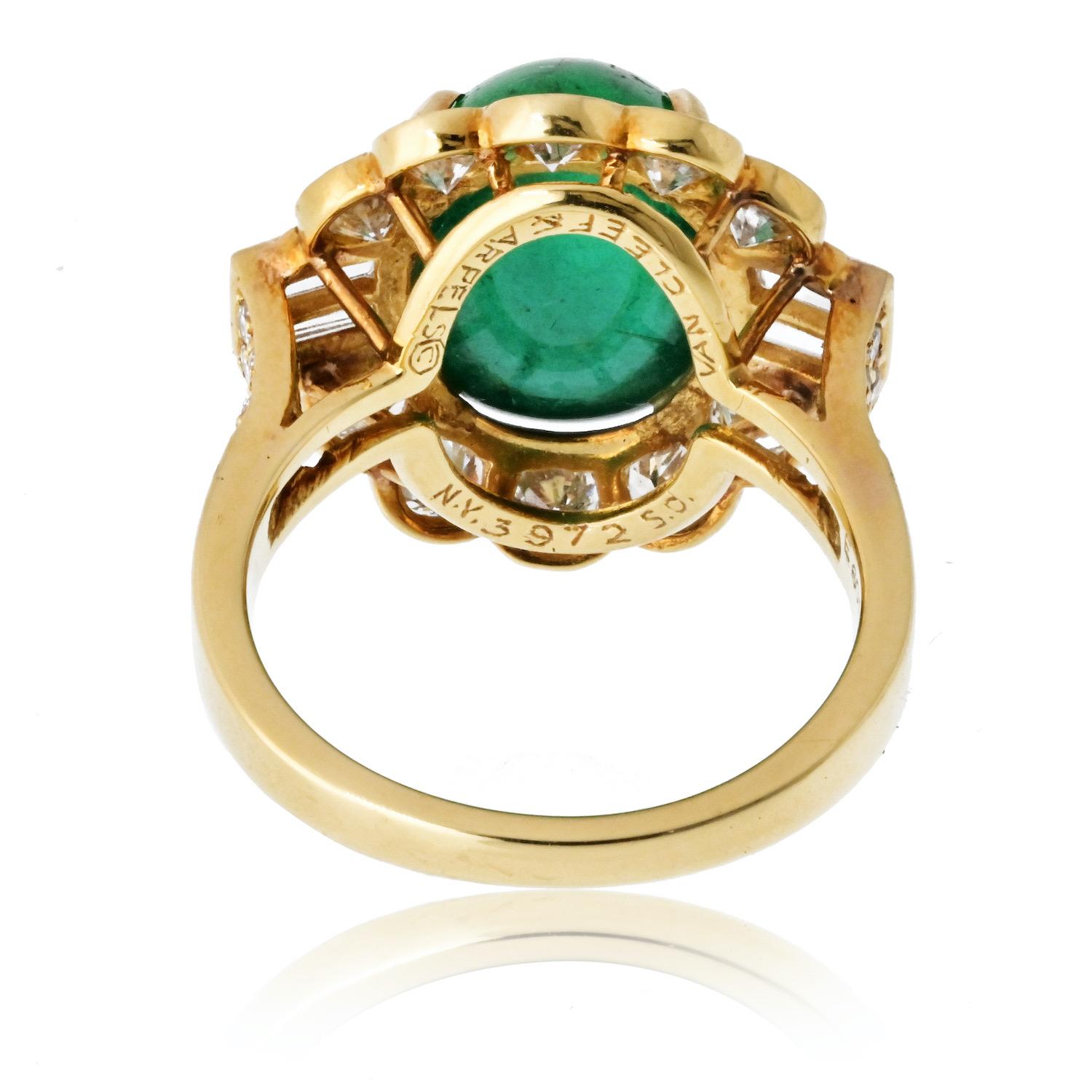 Van Cleef & Arpels 18K Yellow Gold 1960's Green Emerald And Diamond Ring In Excellent Condition For Sale In New York, NY