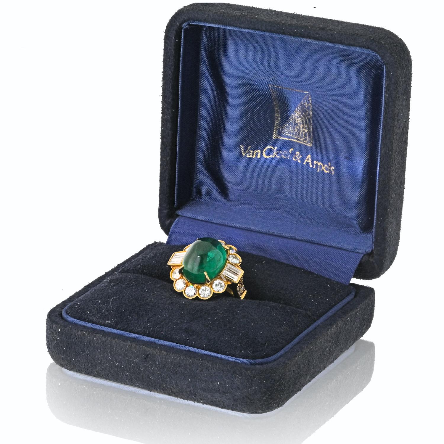 Women's Van Cleef & Arpels 18K Yellow Gold 1960's Green Emerald And Diamond Ring For Sale
