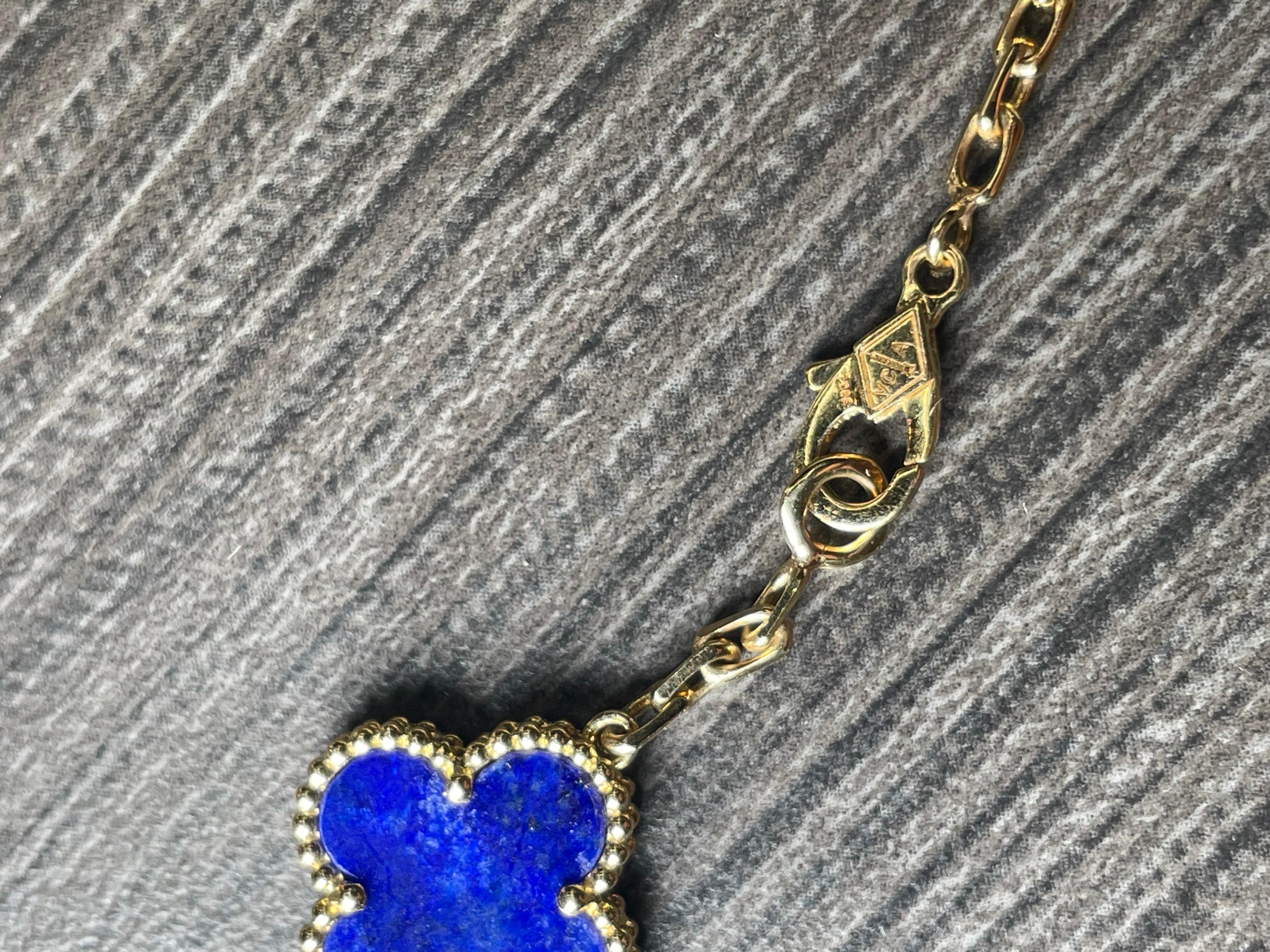 Van Cleef & Arpels: 18 Karat Gelbgold Halskette mit Lapislazuli-Alhambra-Motiv 4