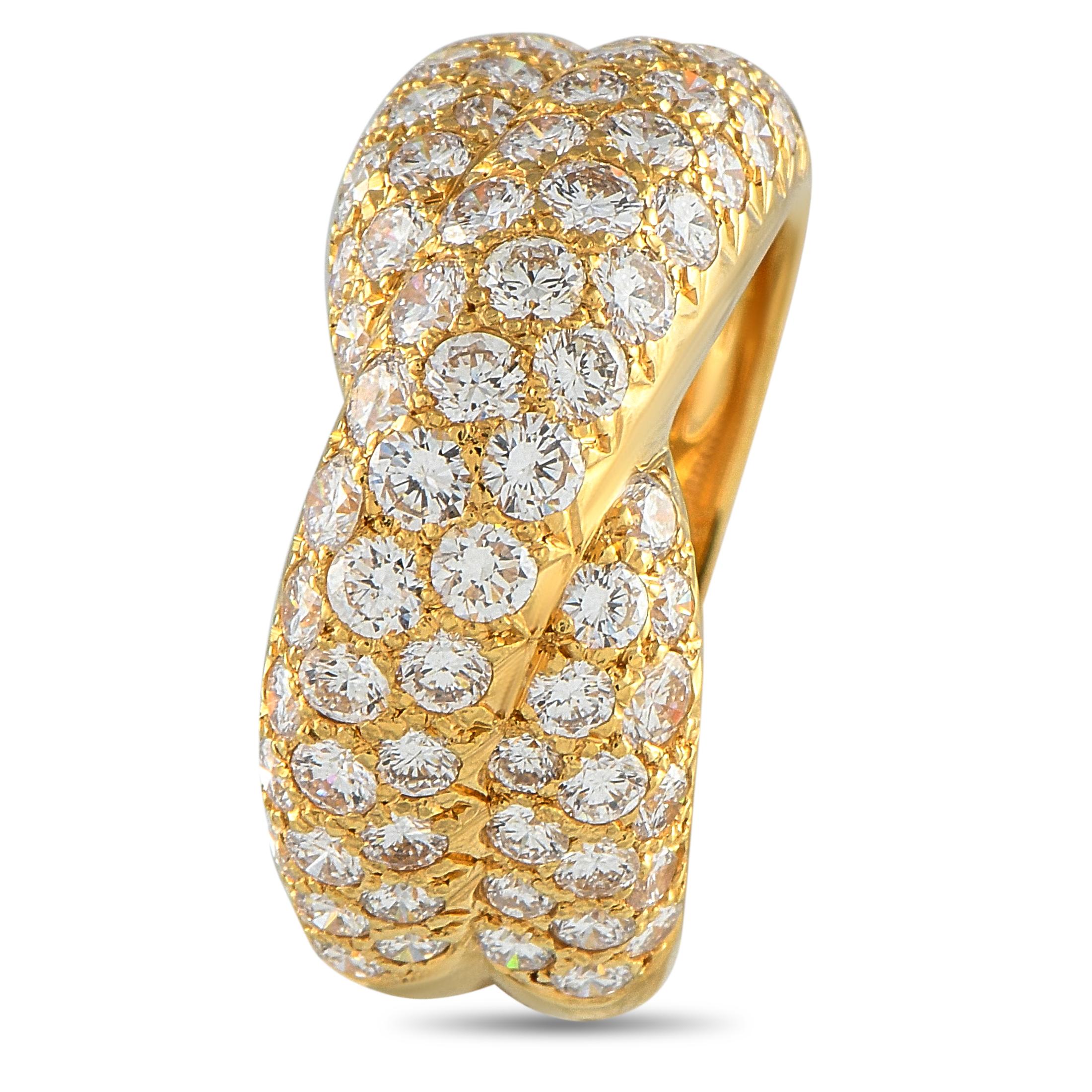 Bague en or jaune signée et poinçonnée de Van Cleef & Arpels, présentant une tige effilée avec des arcs jumeaux qui glissent l'un sur l'autre. La surface croisée brille de 2,5 carats de petits diamants dans une monture pavée classique. La bague Van