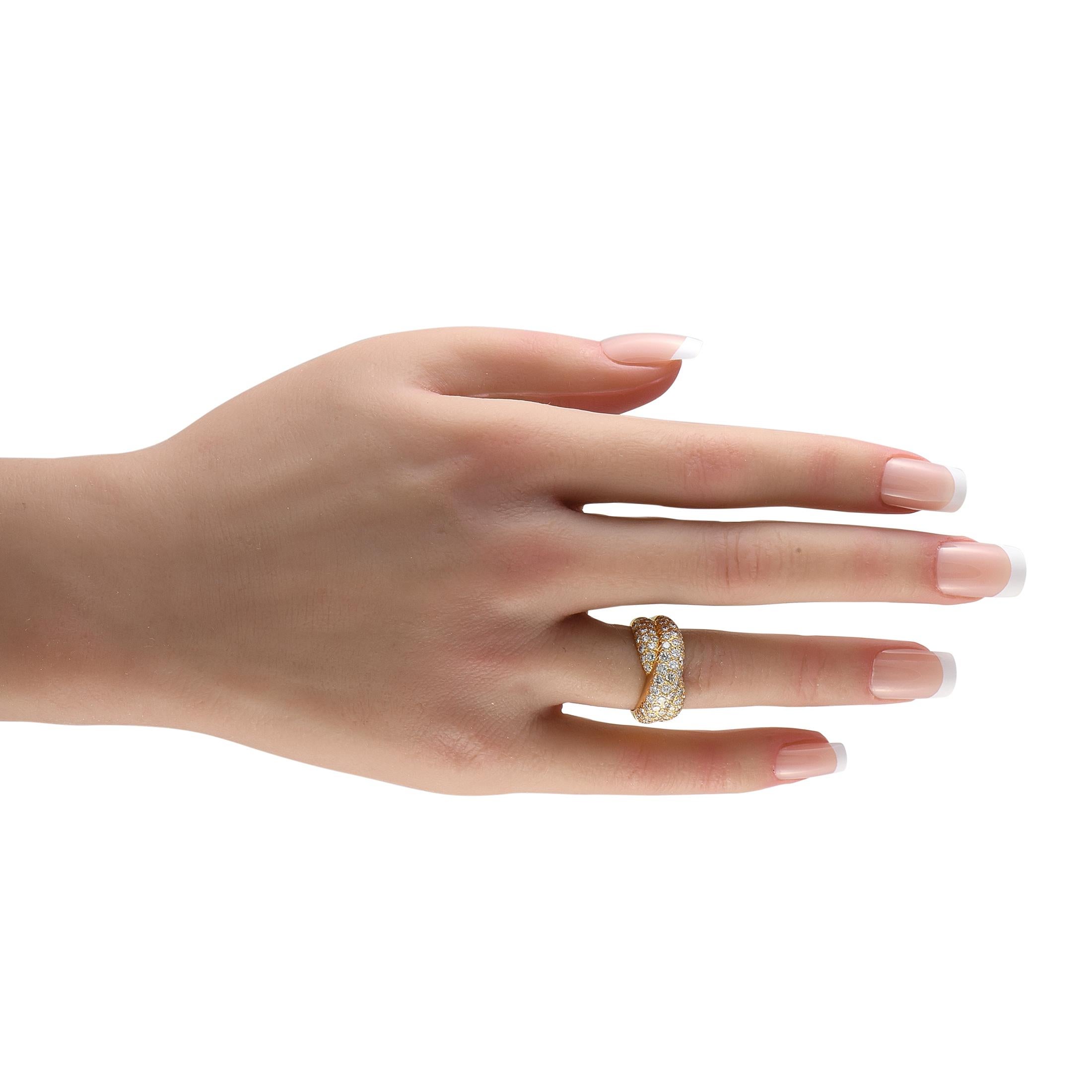 Taille ronde Van Cleef & Arpels, bague croisée en or jaune 18 carats avec pavé de diamants de 2,50 carats en vente